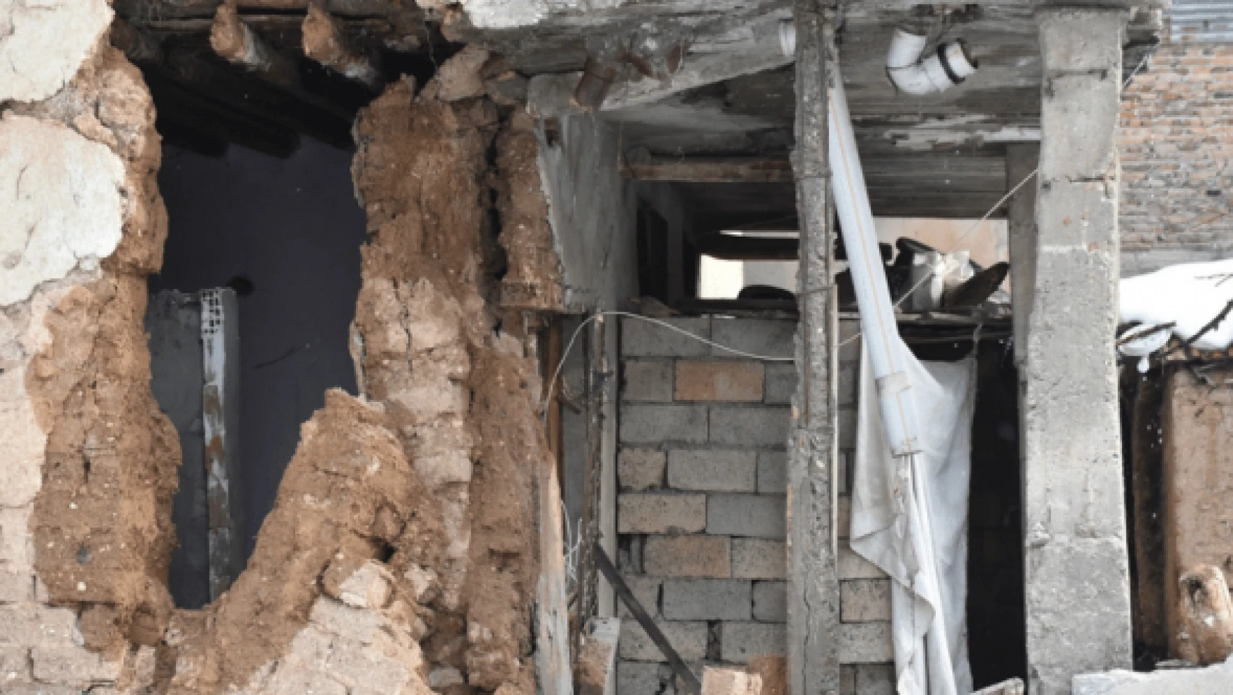 Malatya'da kerpiç evin duvarı çöktü