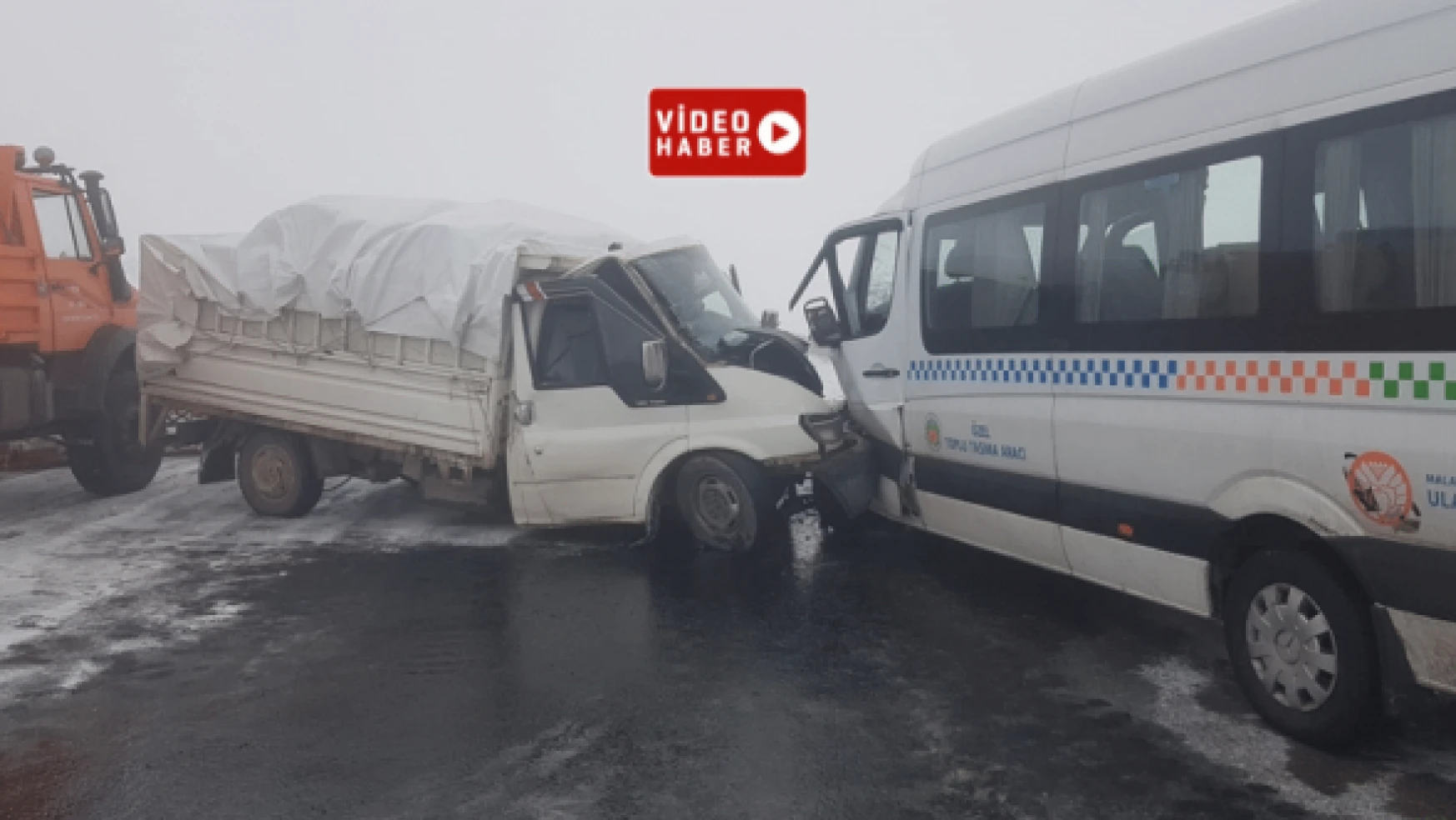 Malatya'da yolcu minibüsü ve kamyonet çarpıştı!