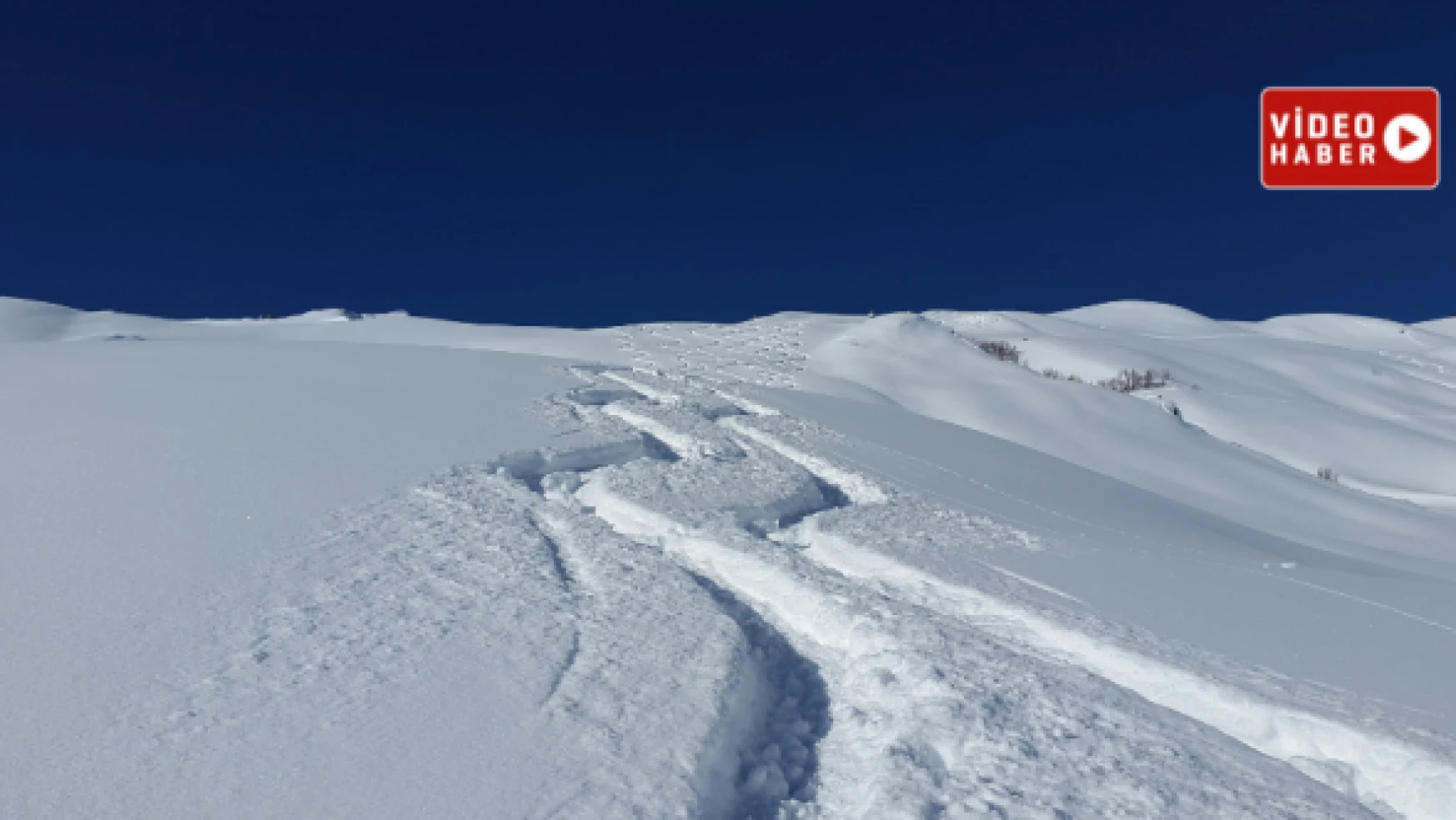 Muş'ta 3 metreyi aşan karla mücadele çalışmaları devam ediyor