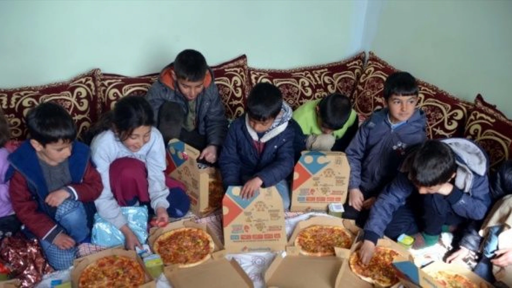 Muş'taki ihtiyaç sahibi çocuklara 'Elden Ele Mutluluk' dağıtıldı