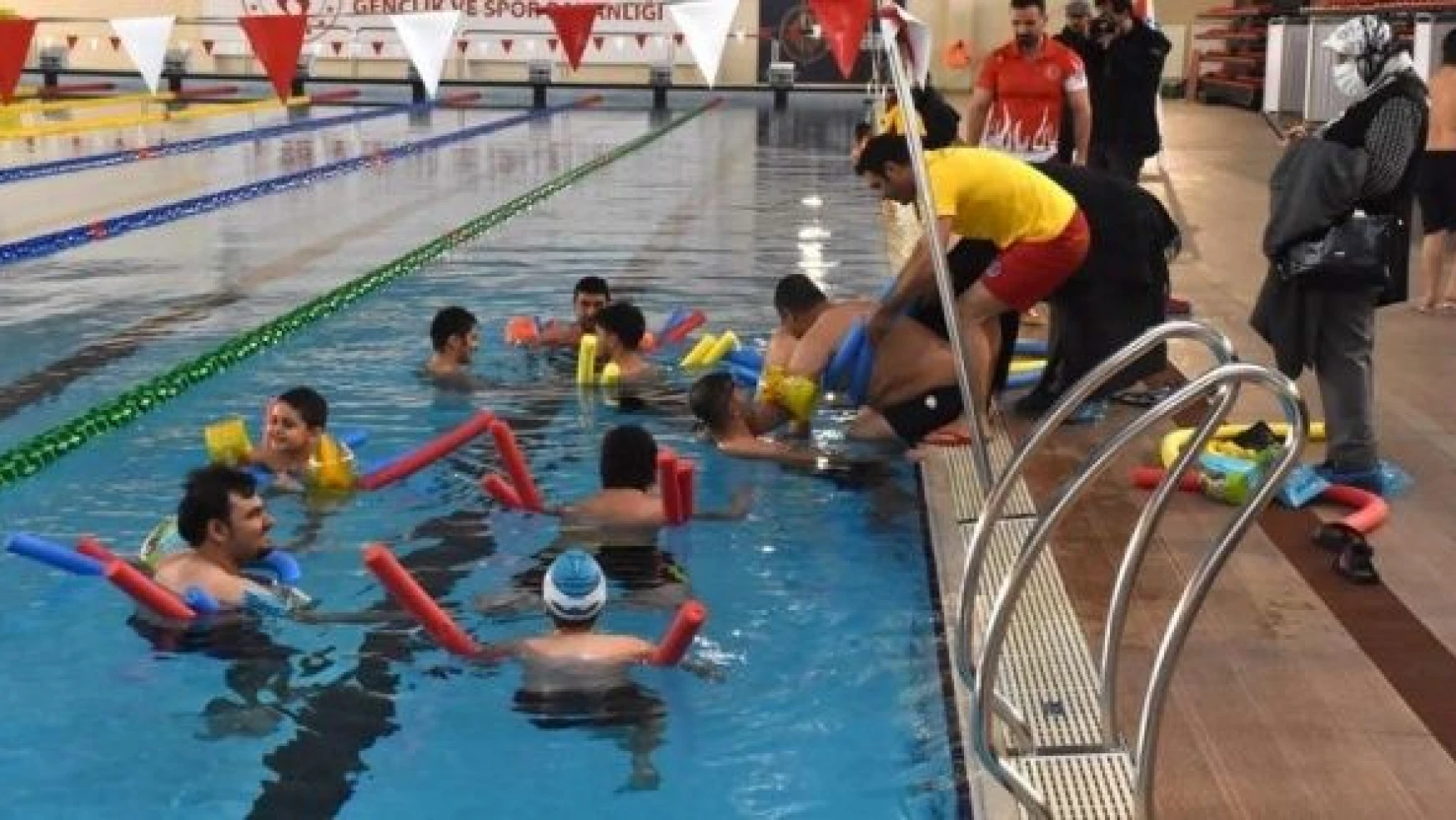 'Mutlu Çarşamba Projesi' sayesinde özel çocuklar yüzüyor