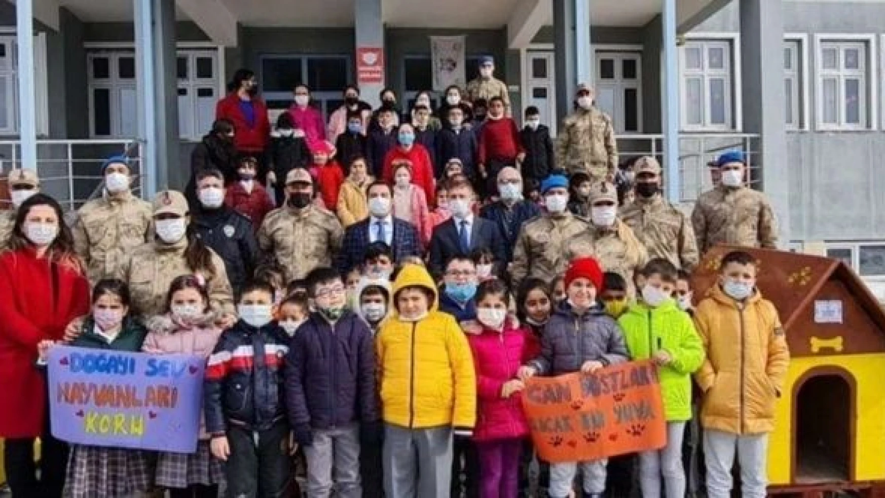 Tunceli'de Mehmetçik sokak hayvanlarını unutmadı