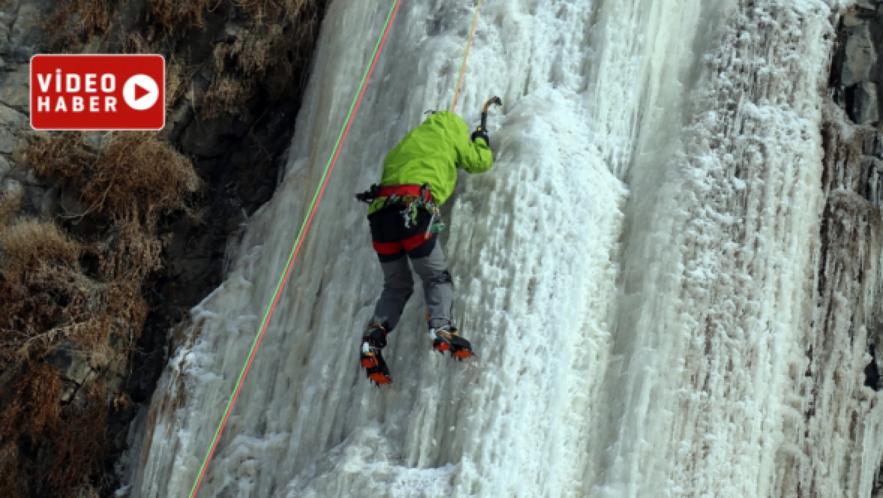 Ünlü dağcı buz sarkıtlarına tırmandı