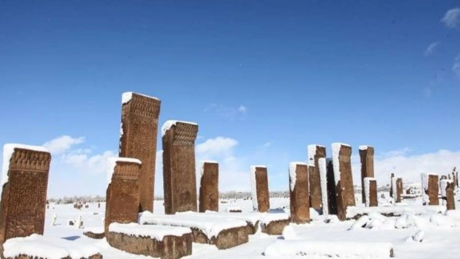Ahlat'taki Selçuklu Meydan Mezarlığı beyaza büründü