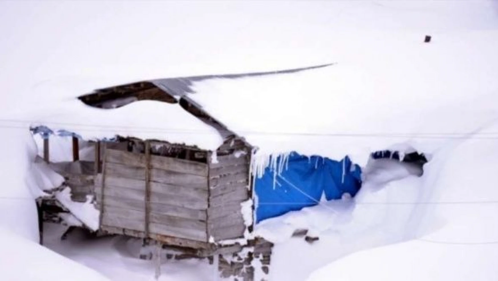 Ardahan'da kar evleri yuttu!