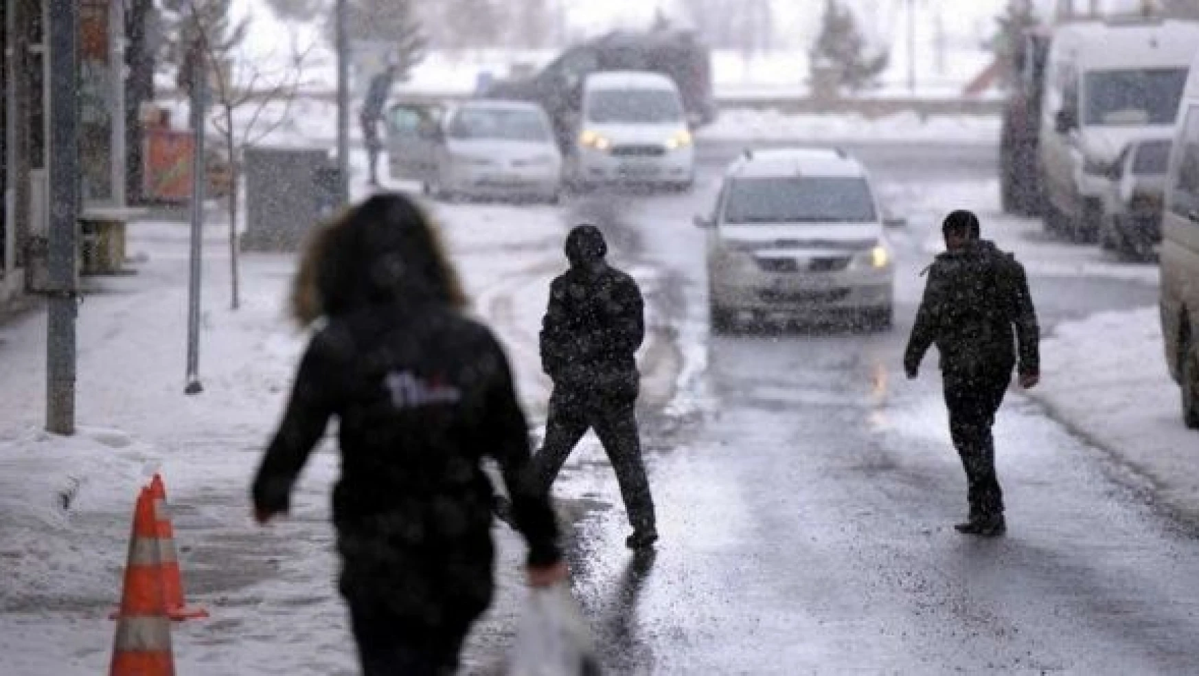 Ardahan'da kar yağışı etkili oluyor