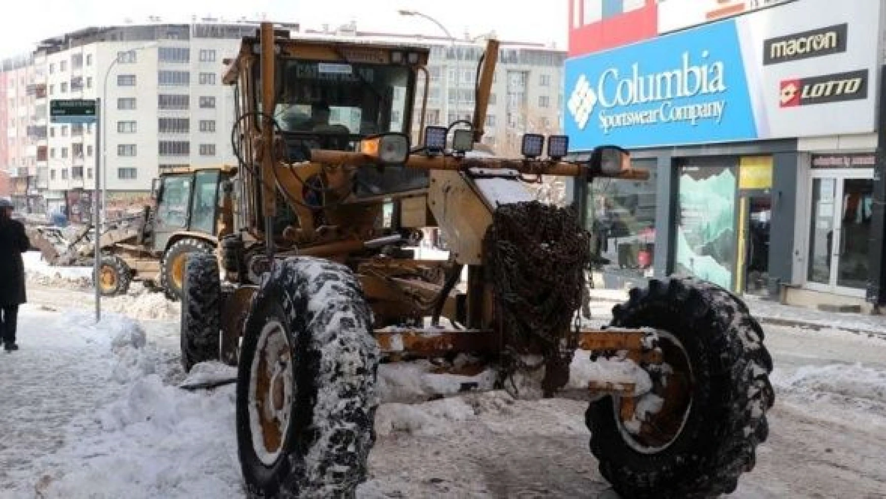 Ardahan'da kardan kapanan yollar açıldı