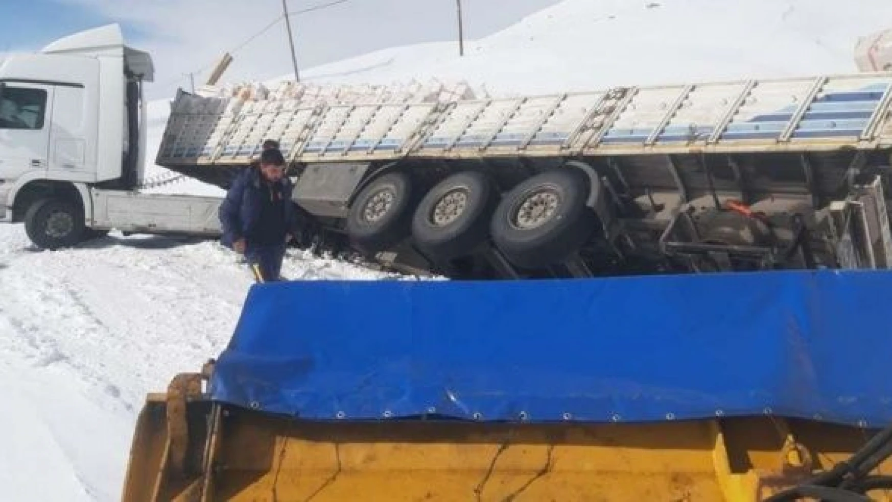 Ardahan'da tipi nedeniyle mahsur kalan araçlar kurtarıldı