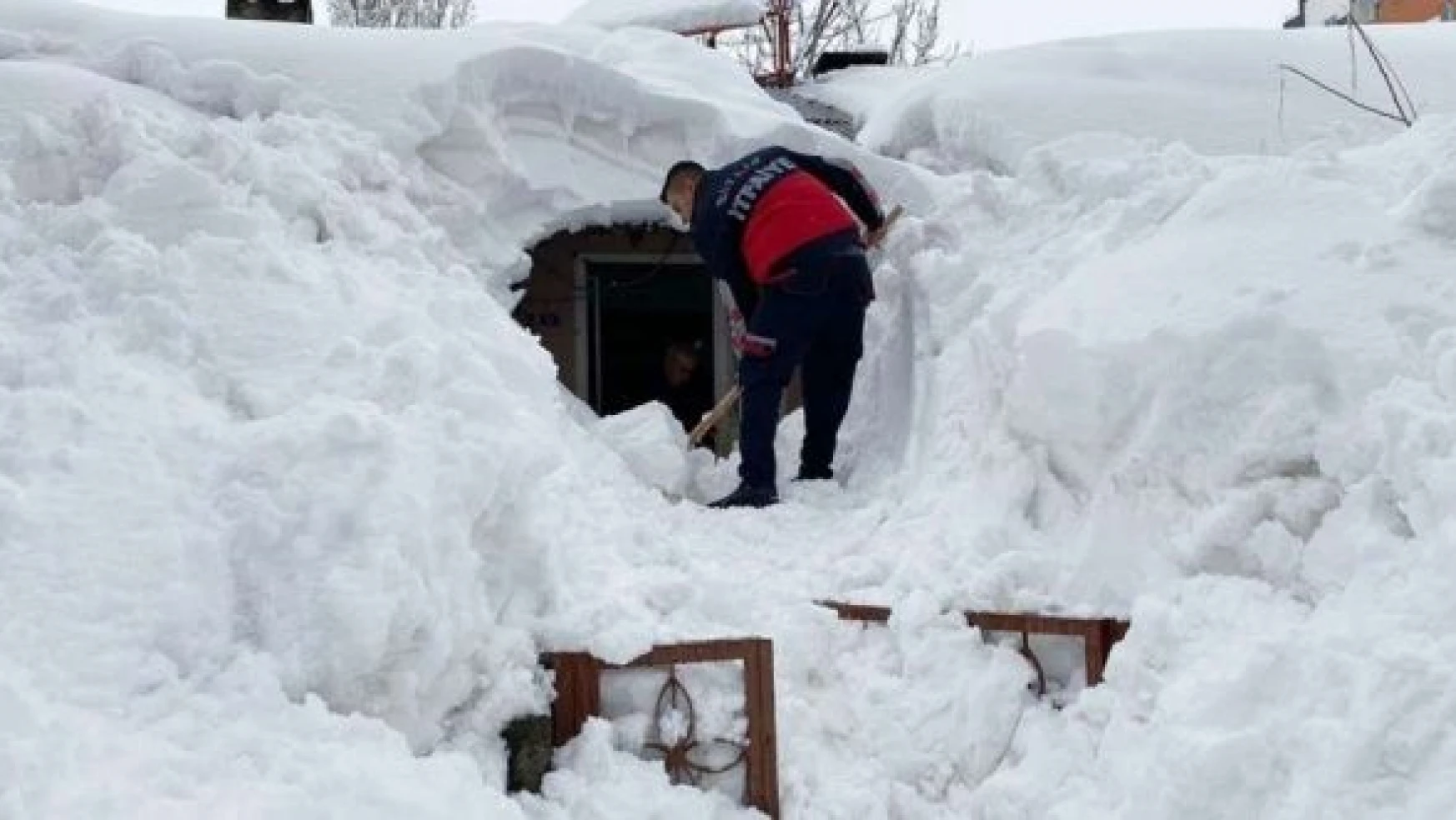 Bitlis'te evlere kar çöktü!