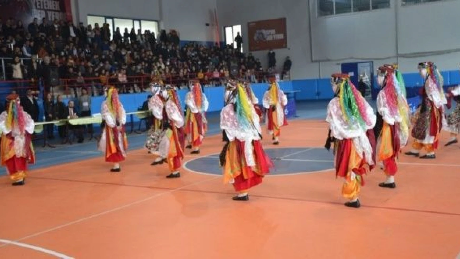 Bitlis'te halk oyunları grup yarışmaları düzenlendi