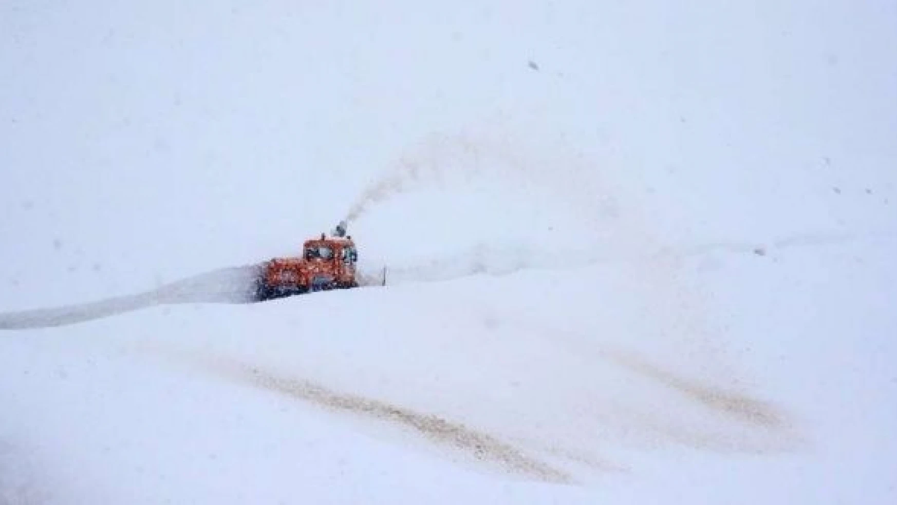 Bitlis'te karla mücadele devam ediyor!
