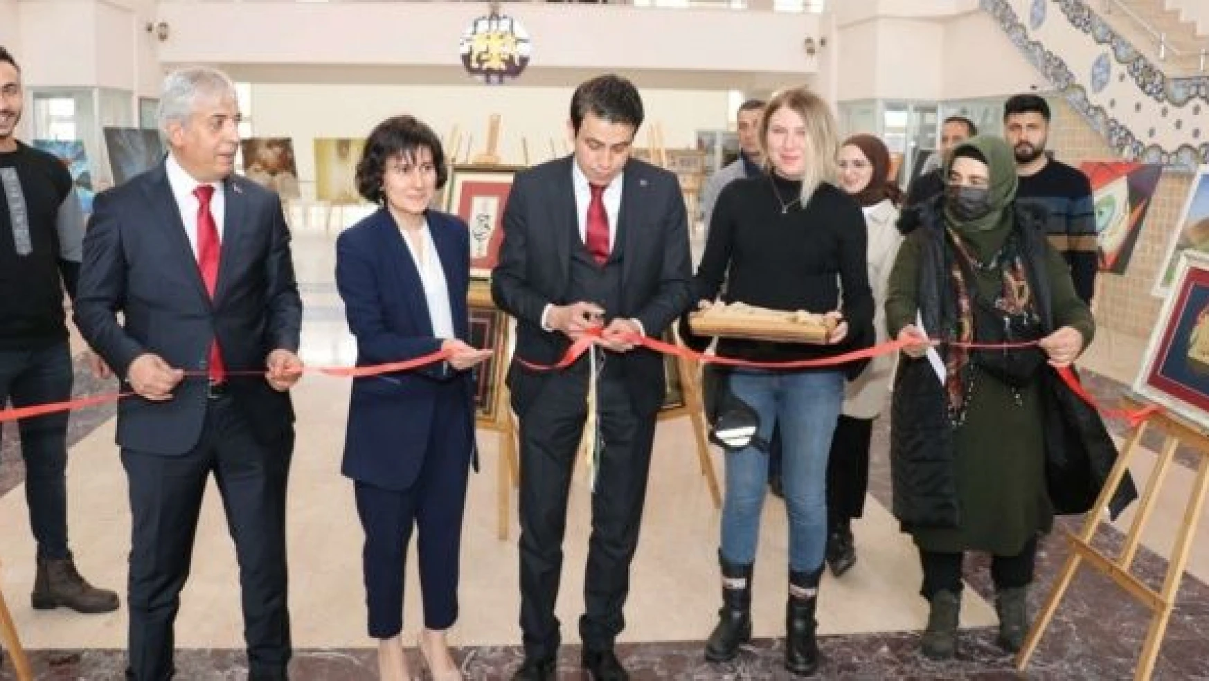 Bitlis'te öğretmenler resim sergisi açtı