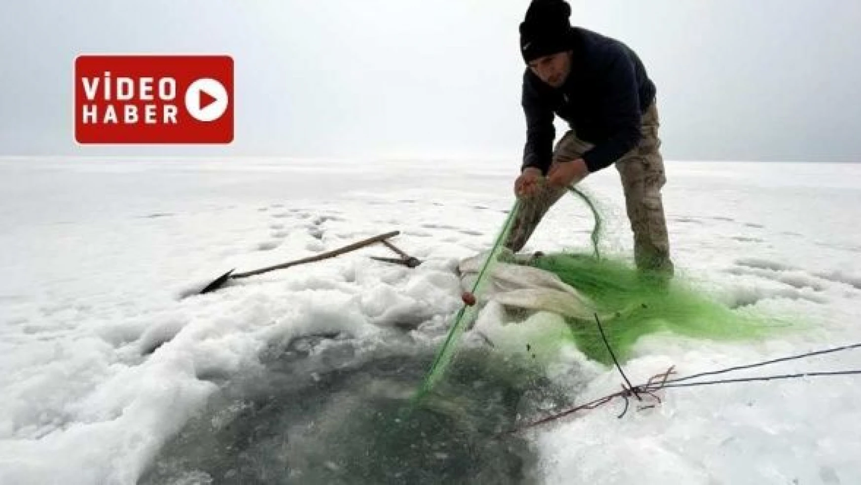 Çıldır Gölü'nde buz altındaki son ağlar çıkarılıyor