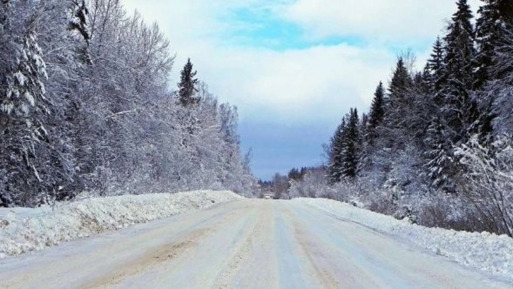 Doğu'da kar yine yolları kapattı