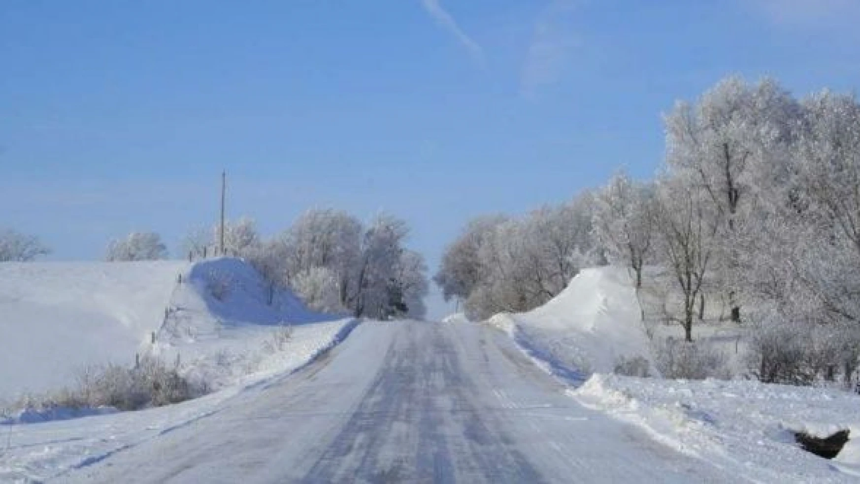 Doğu'da kar yolları kapattı