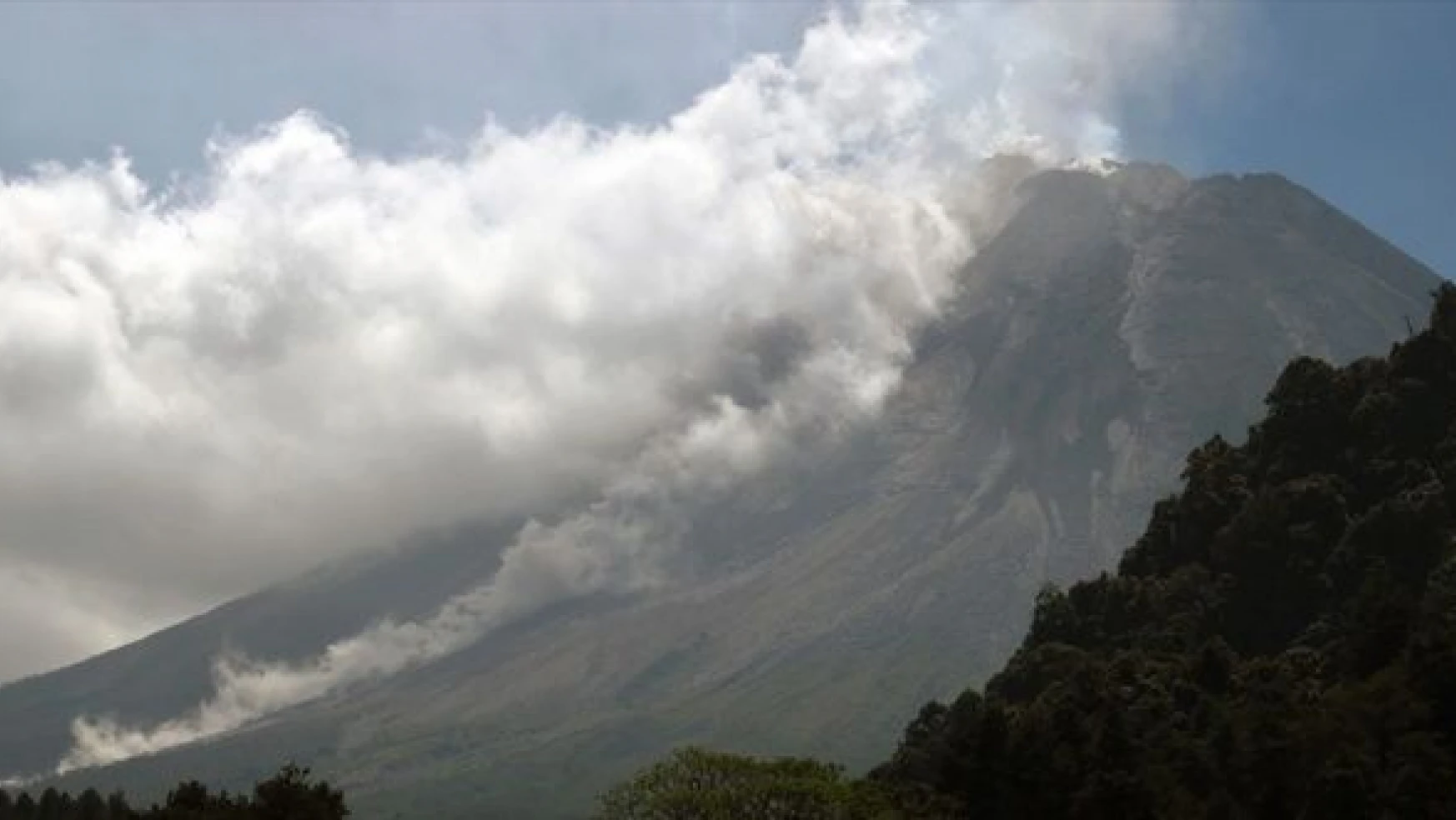 Merapi Yanardağı'ı patladı: 253 kişi tahliye edildi!