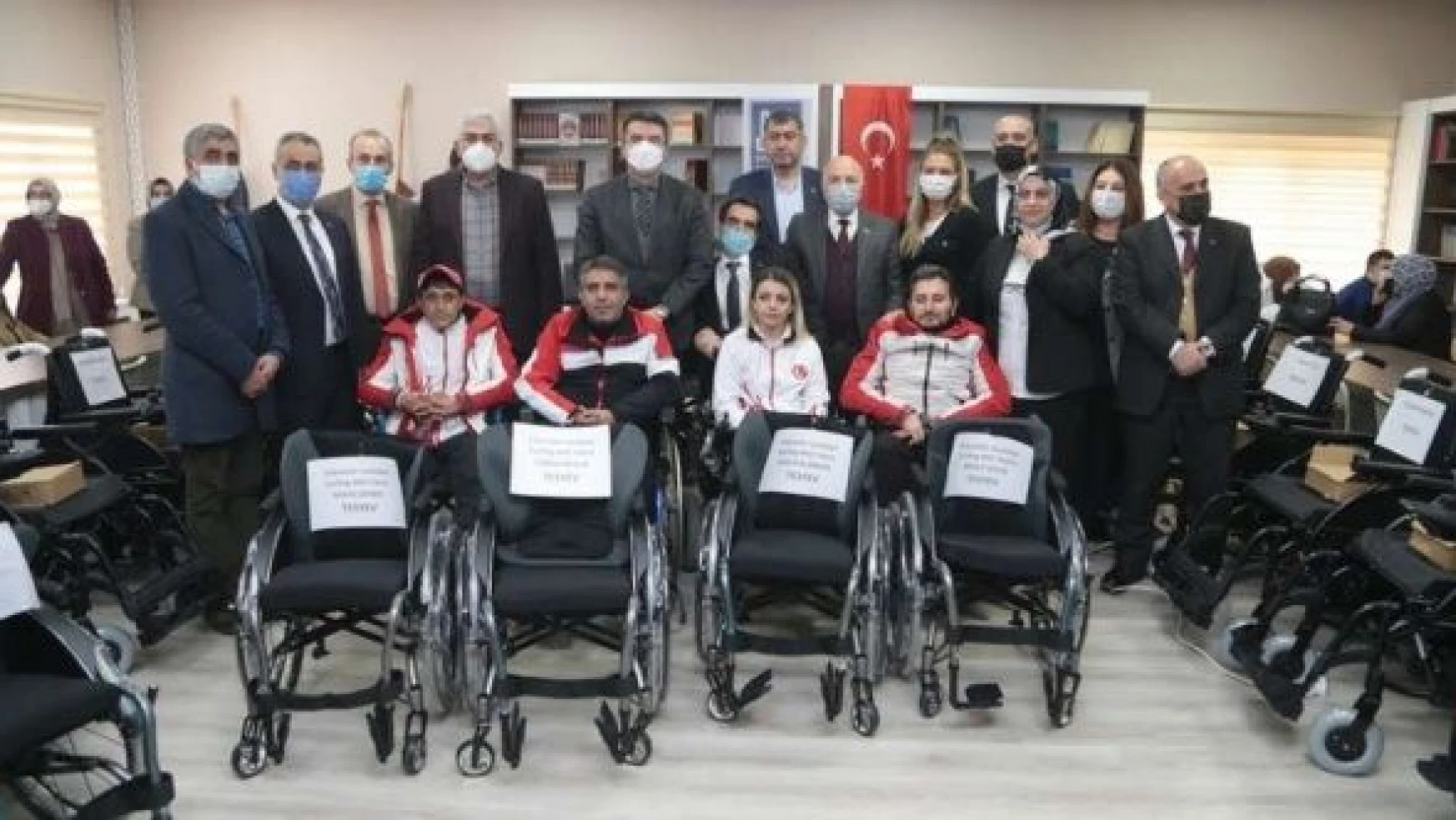 Erzurum'da akülü sandalye dağıtıldı