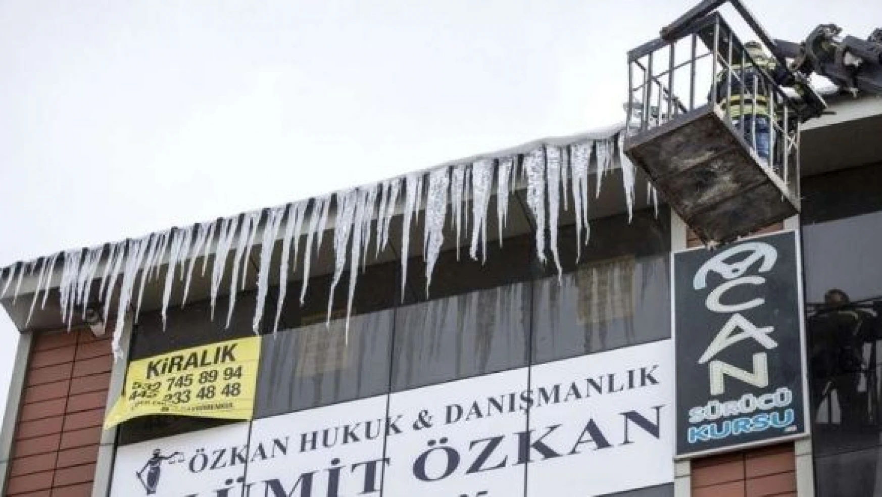 Erzurum'da  tehlike oluşturan buz sarkıtları böyle temizlendi