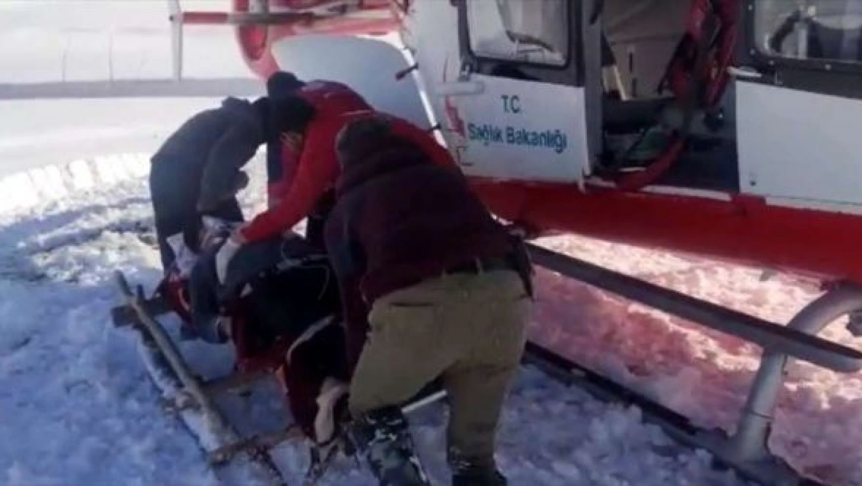 Karda mahsur kaldı imdadına ambulans helikopter yetişti