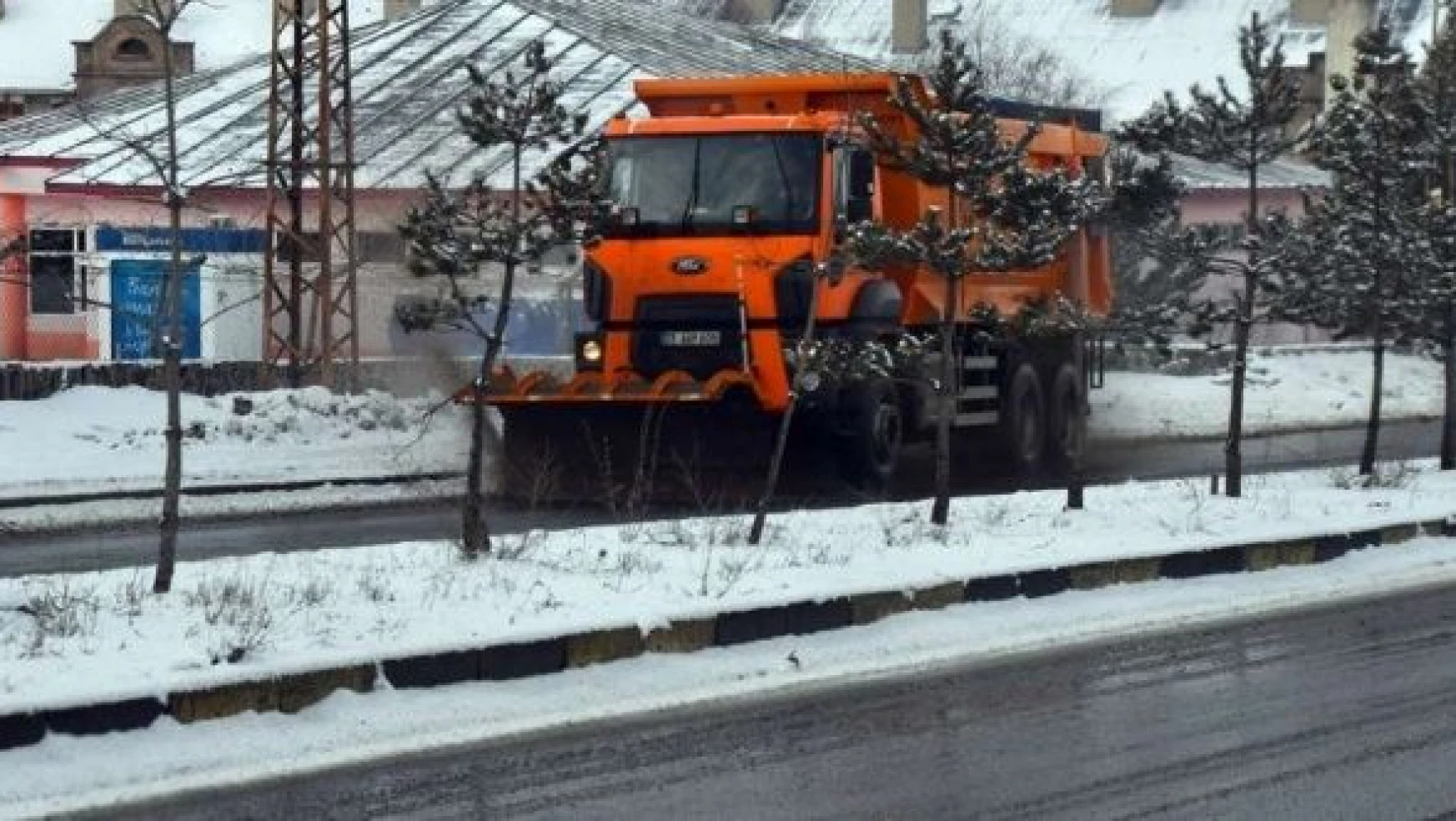 Kars'ta kar yolları kapattı