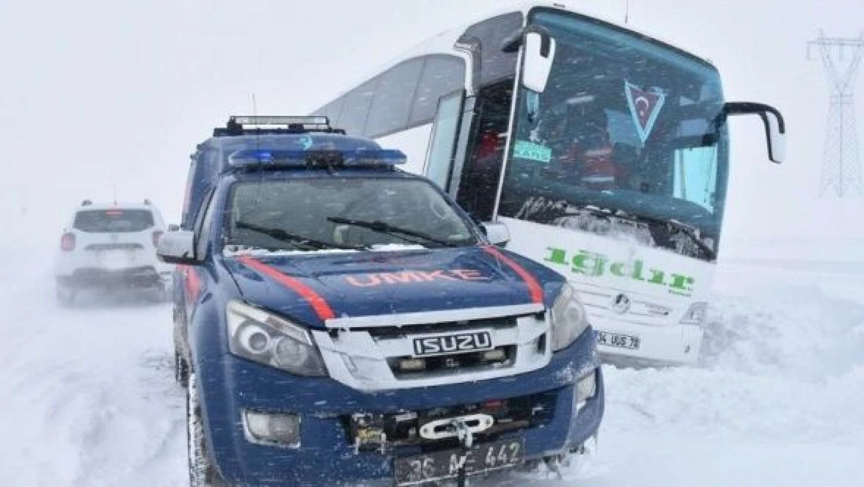 Kars'ta otobüs kara saplandı yolcular böyle kurtarıldı!