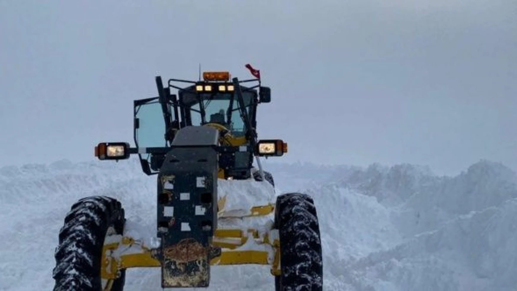 Kars ve Ardahan'da onlarca yol kapandı