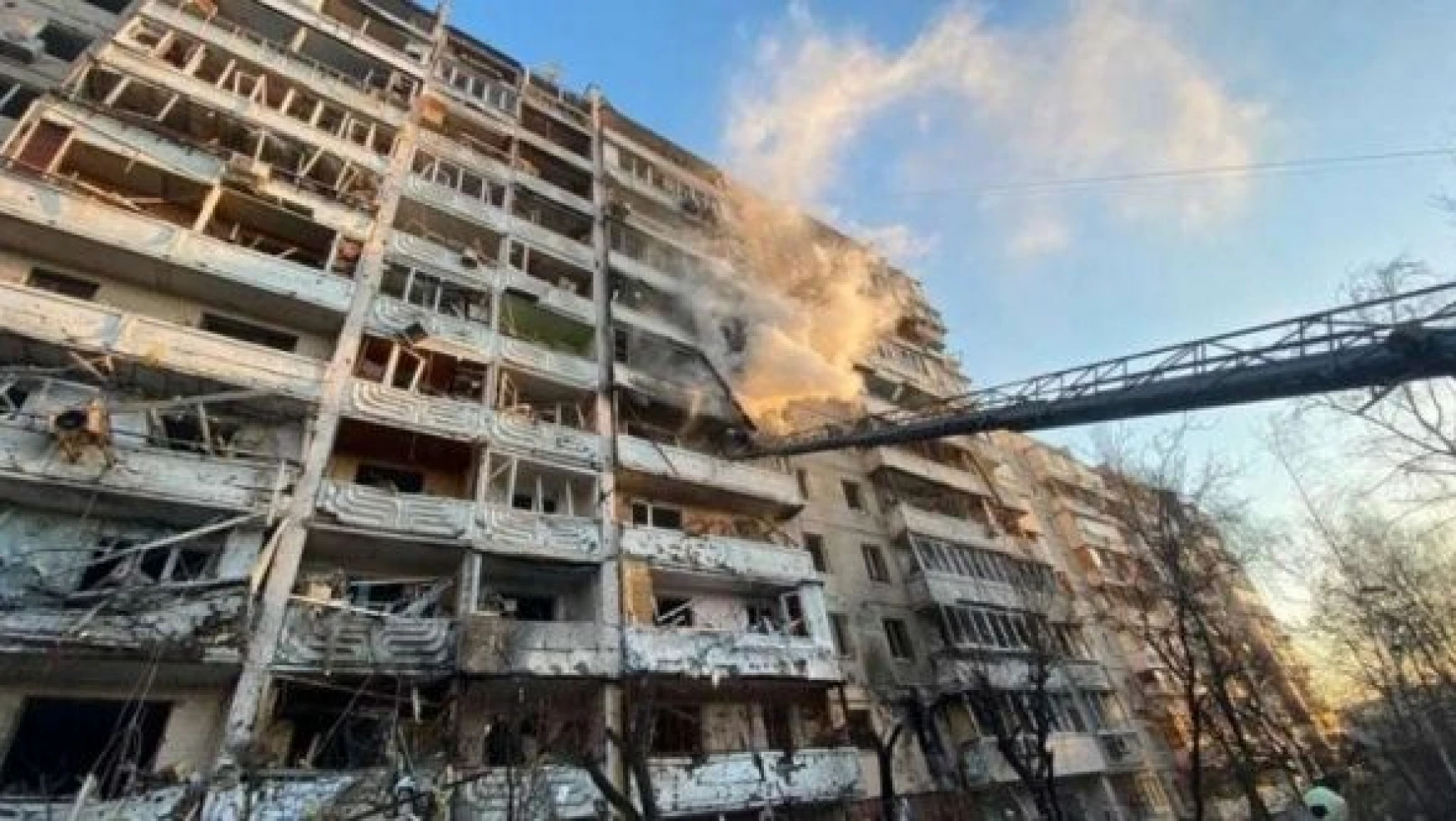 Kiev'de 2 apartman top mermisiyle vuruldu!