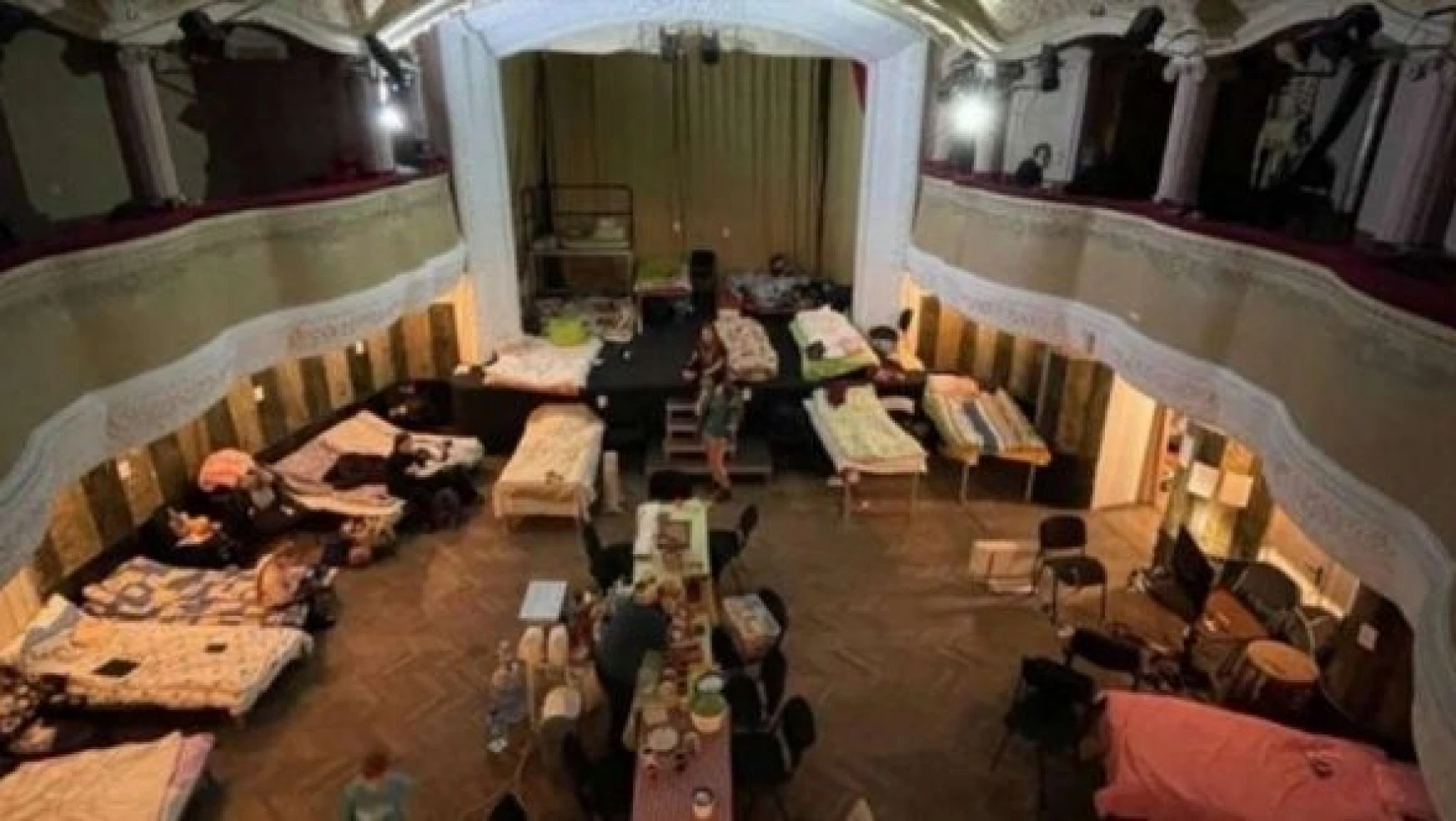 Lviv'den kaçan siviller tiyatroya sığındı