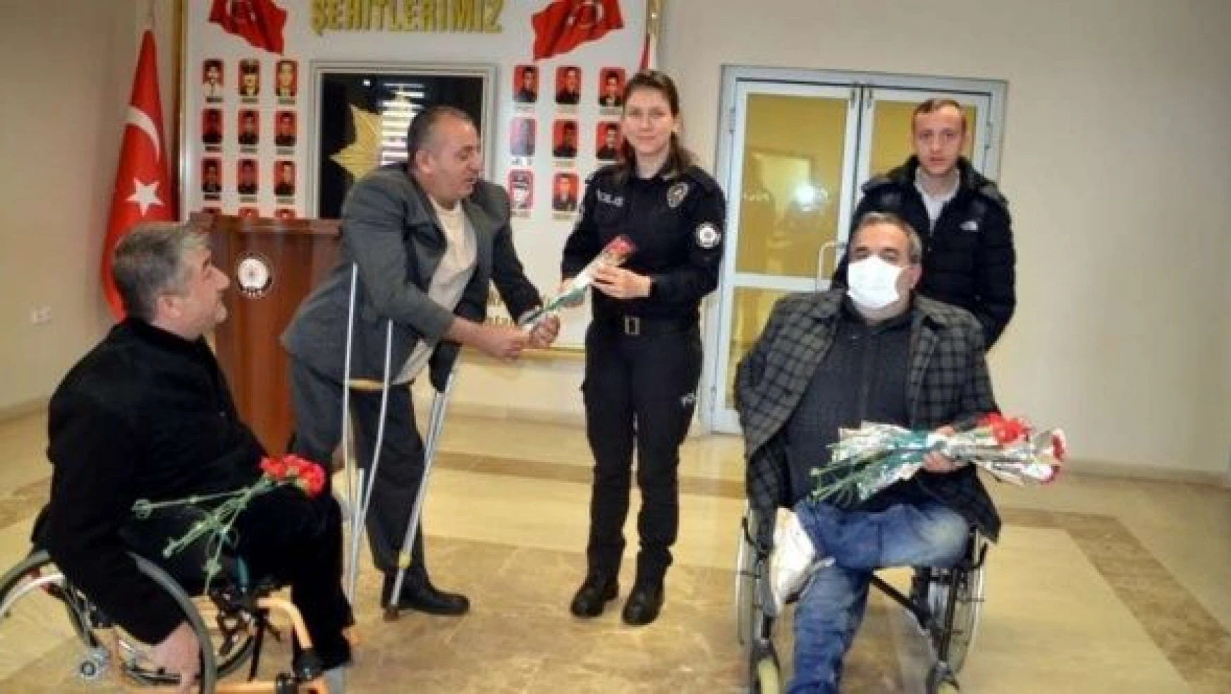 Muş Bedensel Engelliler Derneği kadın polislere karanfil dağıttı