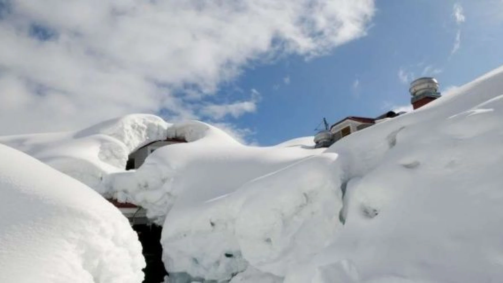 Muş'ta 5 metreye ulaşan karla mücadele sürüyor