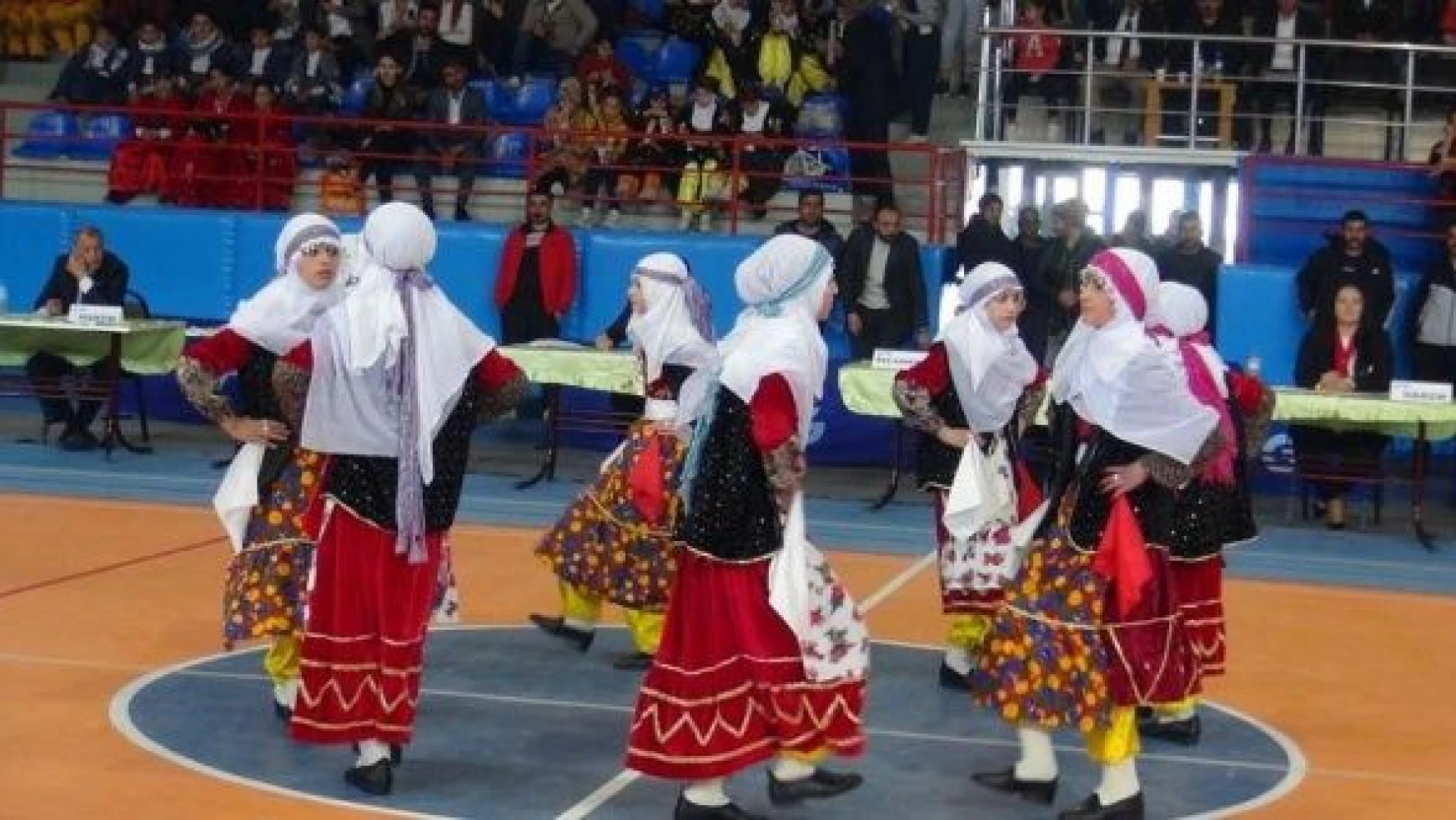 Tatvan'da halk oyunları yarışması sona erdi