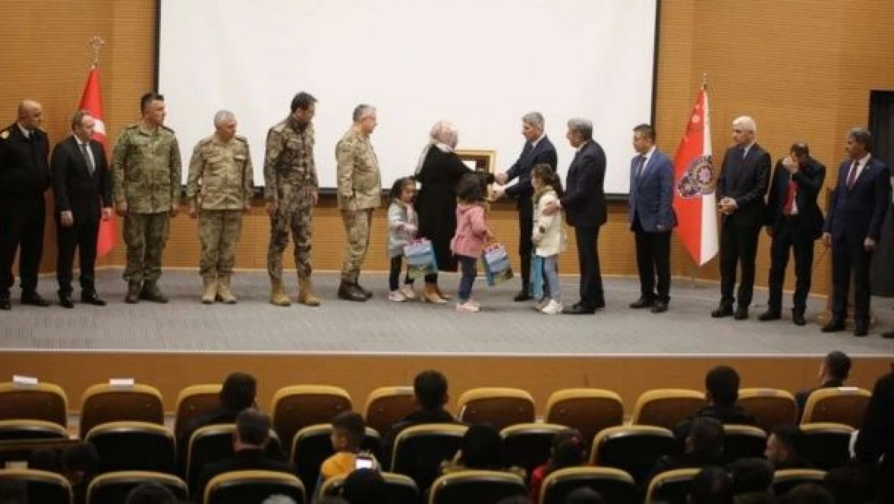 Van'da şehit ailelerine 'Devlet Övünç Madalyası' verildi