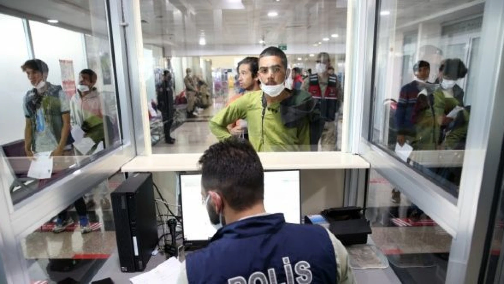 Malatya'da 227 düzensiz göçmen uçakla  ülkelerine gönderildi