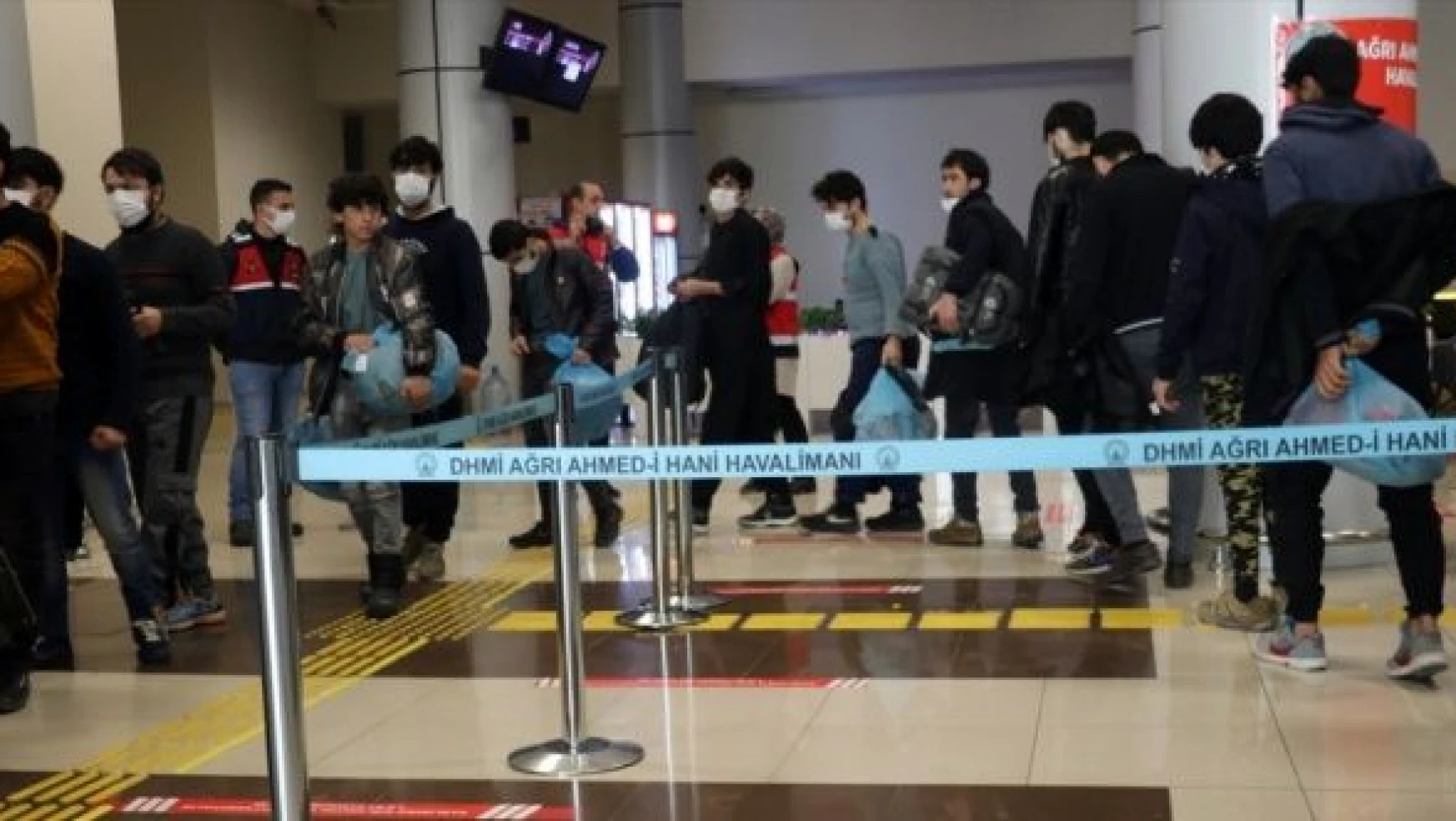 Ağrı'da yakalanan düzensiz göçmenler uçakla ülkelerine gönderildi