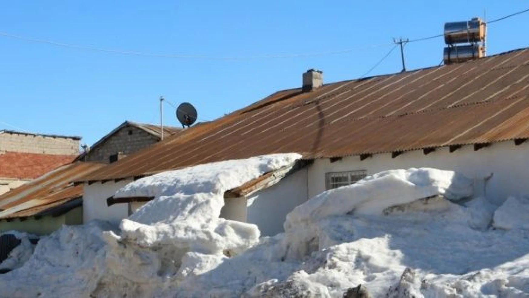Bingöl'de eriyen kar su baskınlarına neden oldu