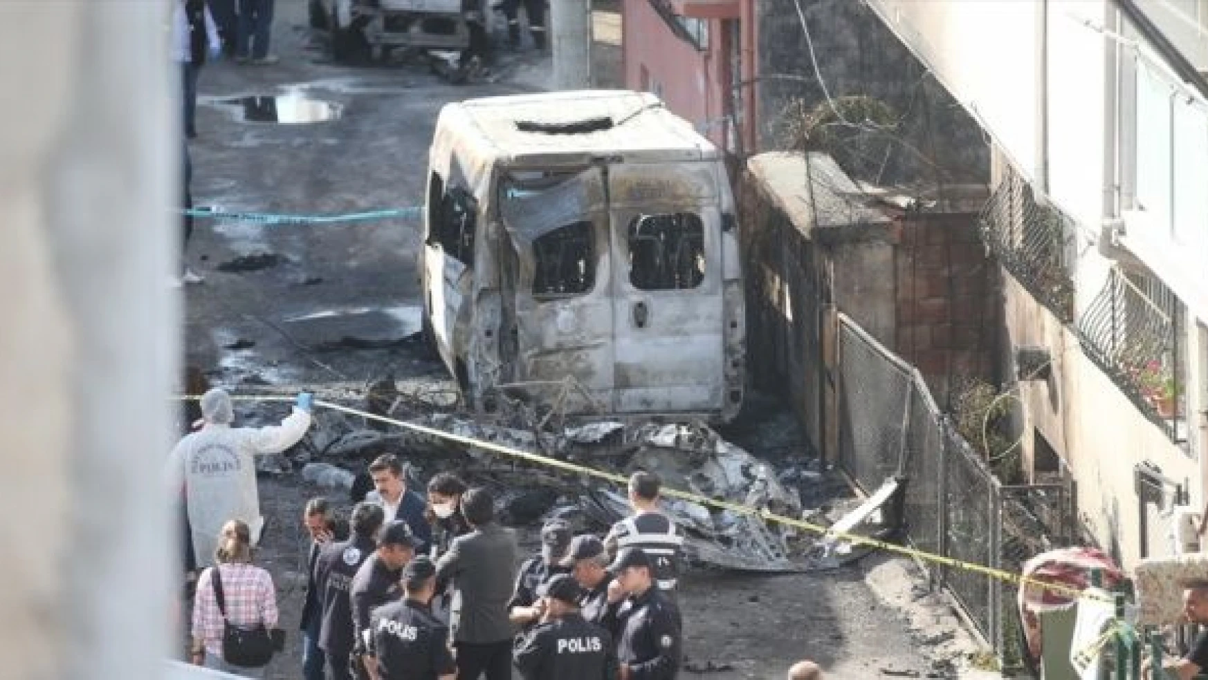 Bursa'da evlerin arasına düşen uçağın enkazı kaldırıldı