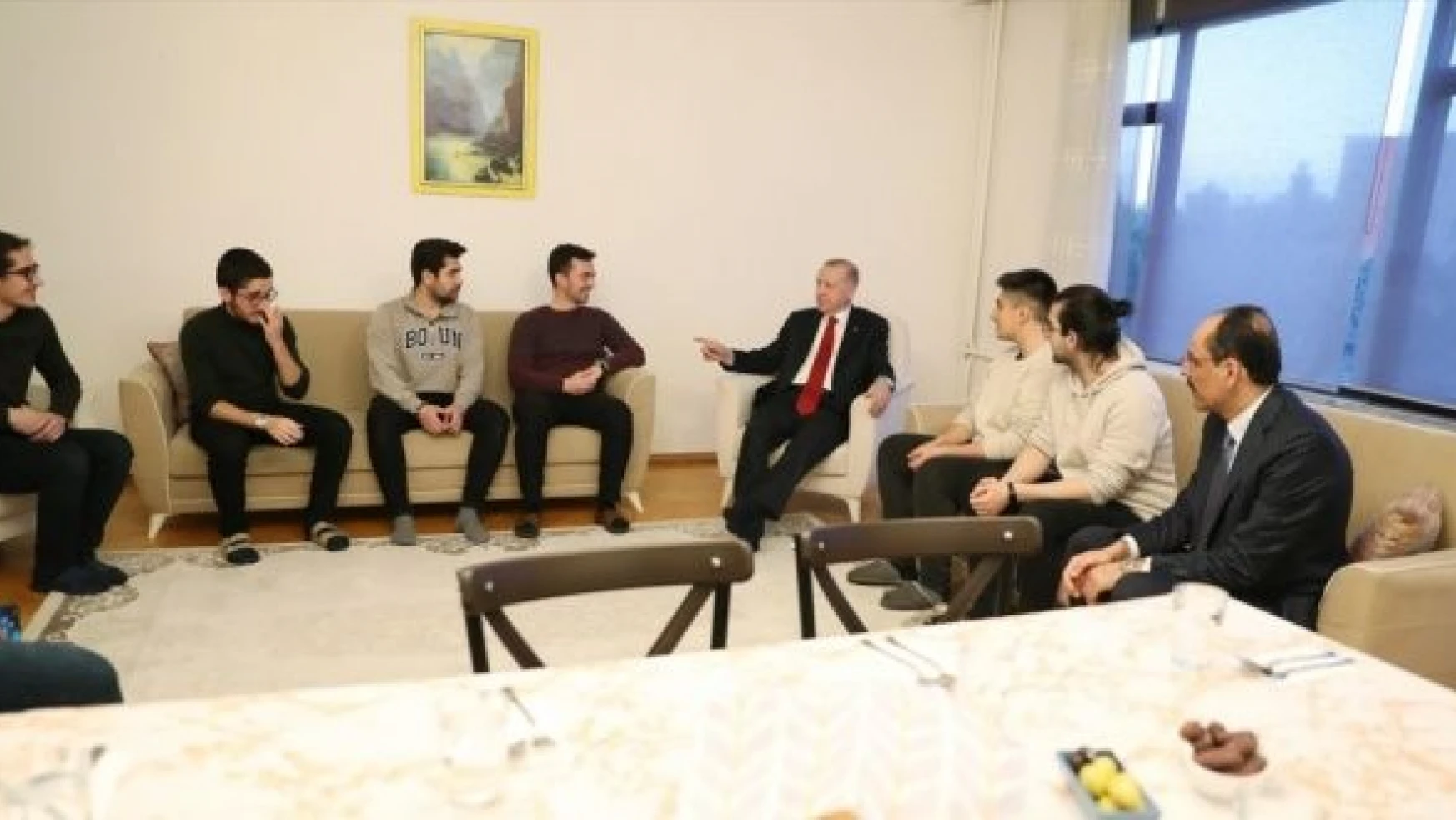 Erdoğan, iftarda gençlerin evine misafir oldu