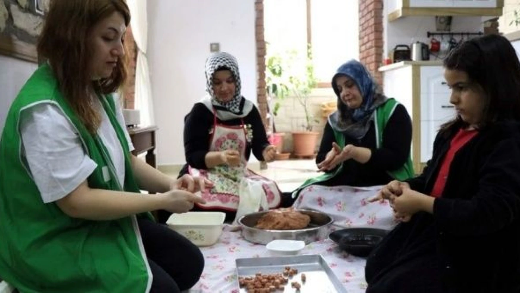 Elazığ'da anne eli değen yemekler ihtiyaç sahiplerine ulaşıyor