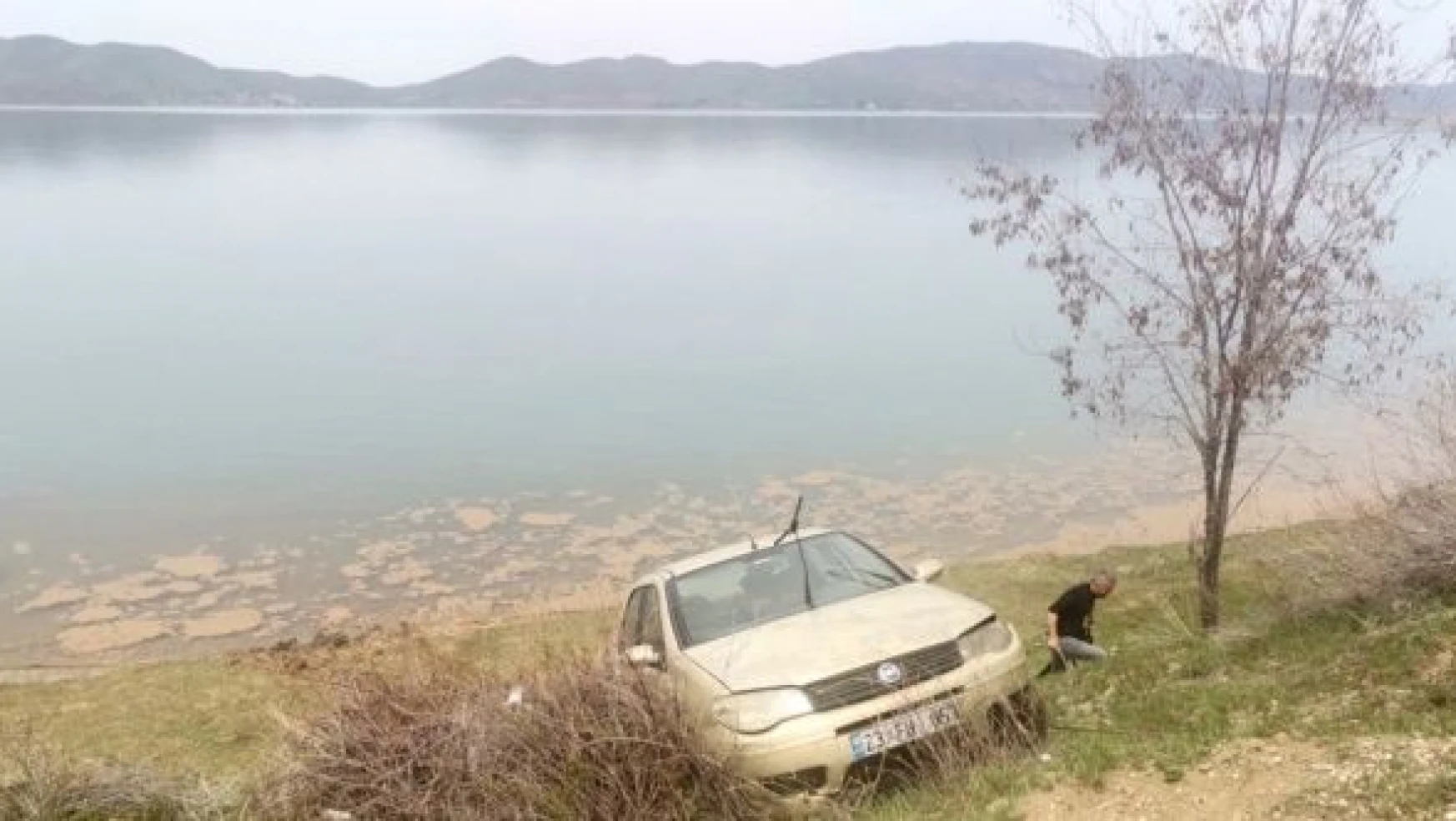 Elazığ'da bir otomobil Hazar Gölü'ne uçtu!