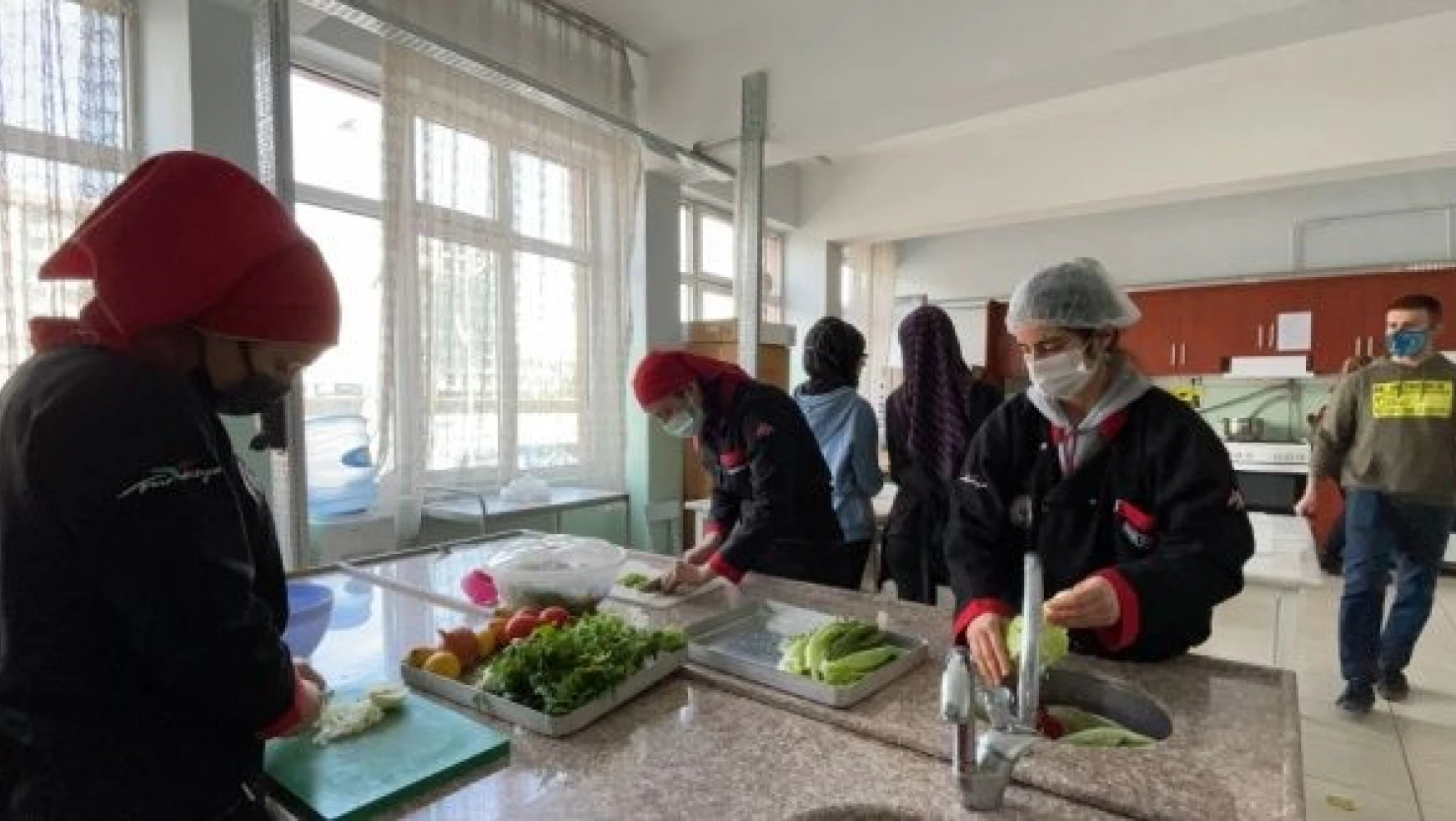 Elazığ'daki öğrenciler ihtiyaç sahibi ailelere iftar sofrası kuruyor