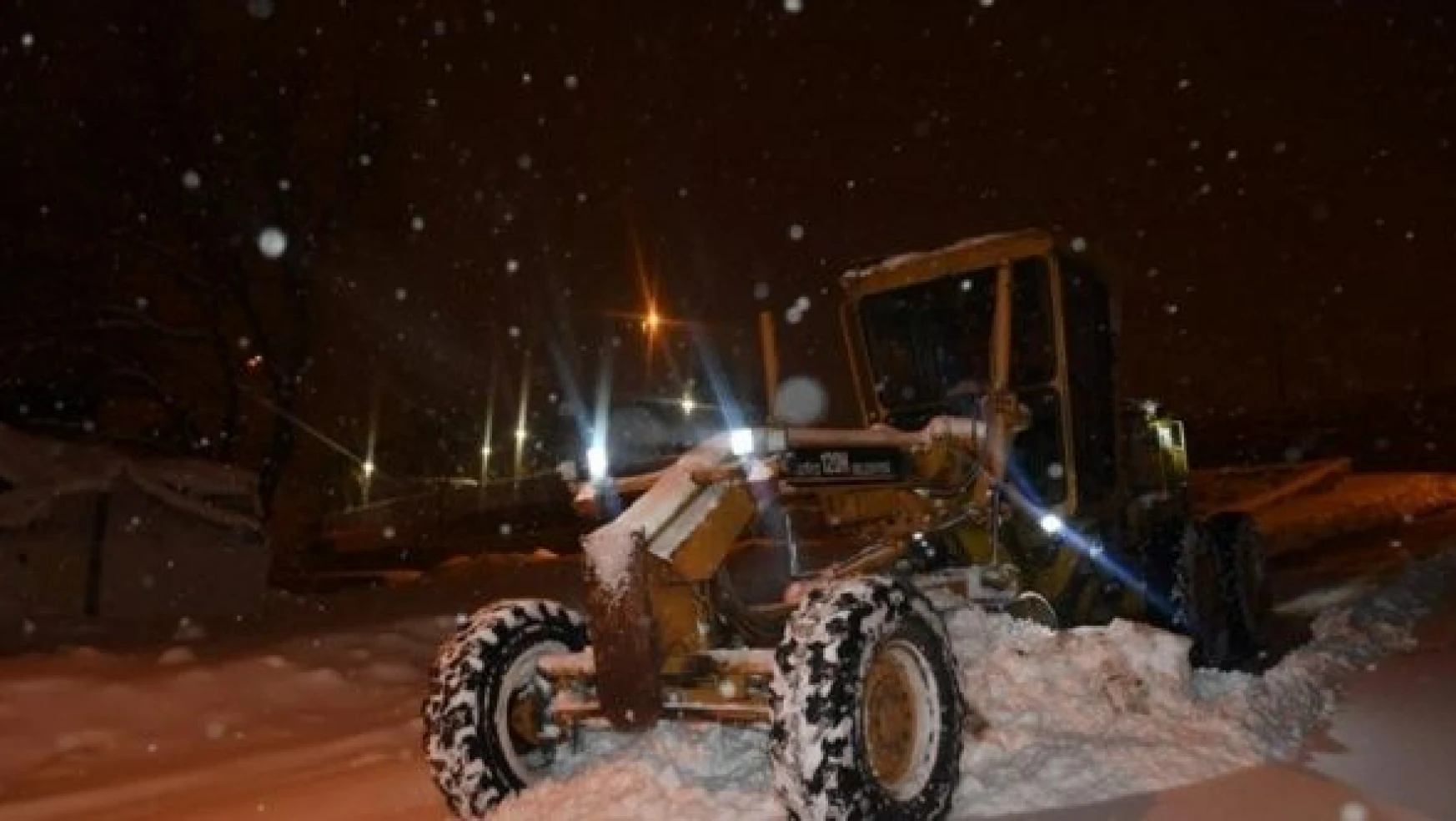 Erzurum'da ekipler sahuru kar mesaisinde açtı