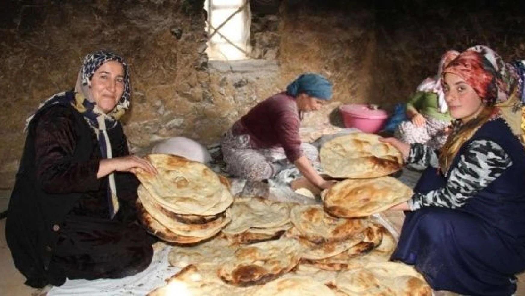 Hakkarili kadınlar imece usulü Ramazan'a hazırlanıyor