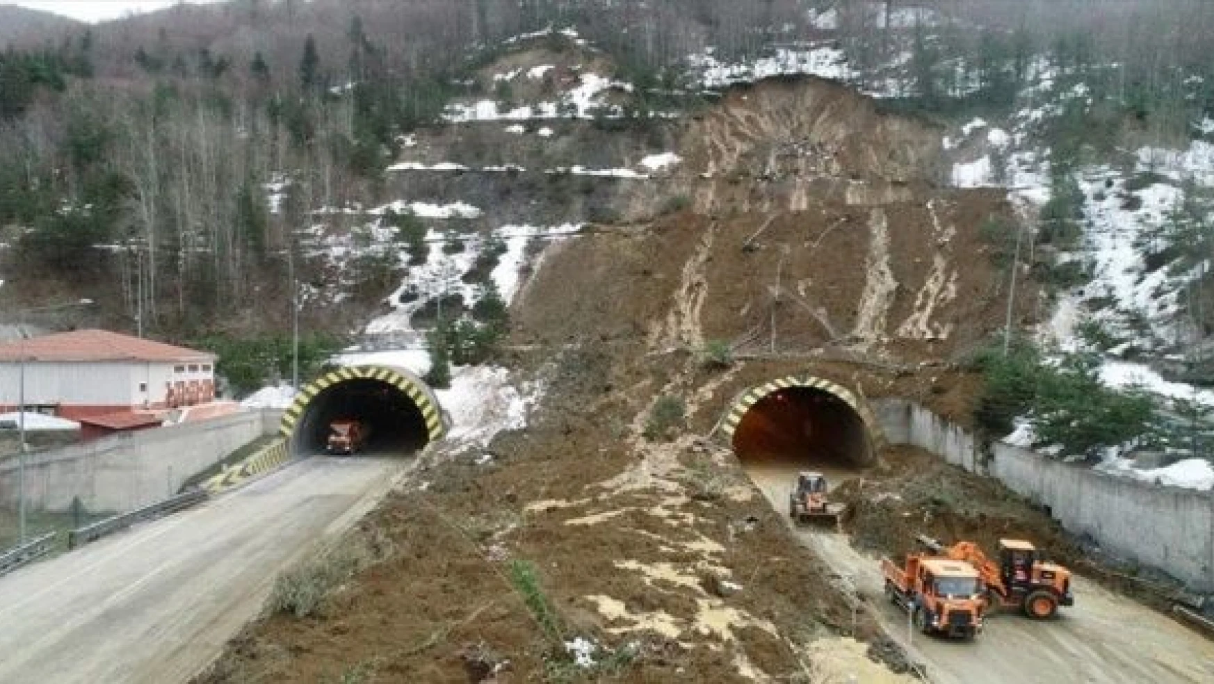 Bolu Dağı Tüneli'nde yol açma çalışmaları sürüyor