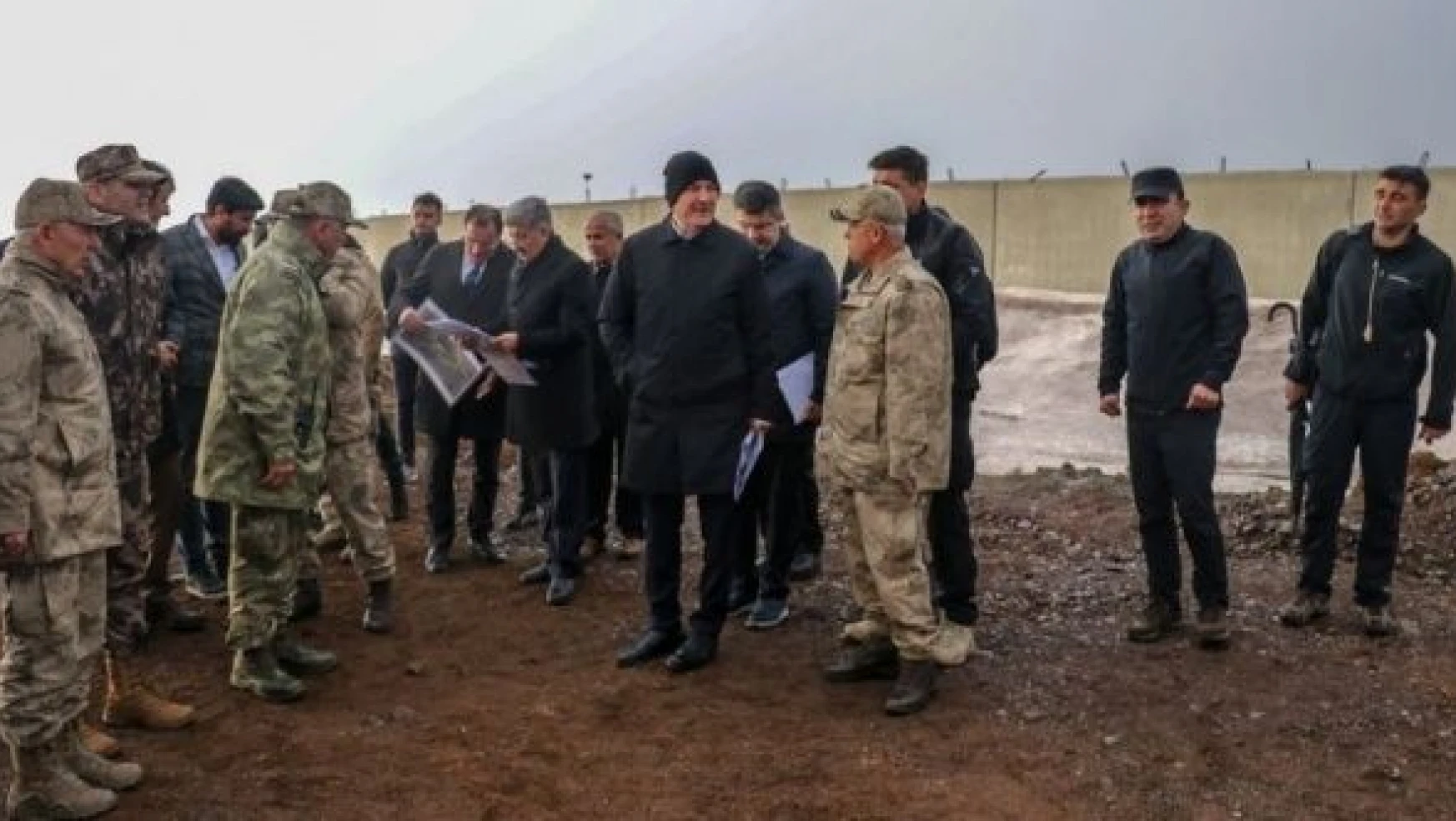 İçişleri Bakanı Soylu, Türkiye-İran sınırındaki güvenlik duvarı çalışmalarını inceledi