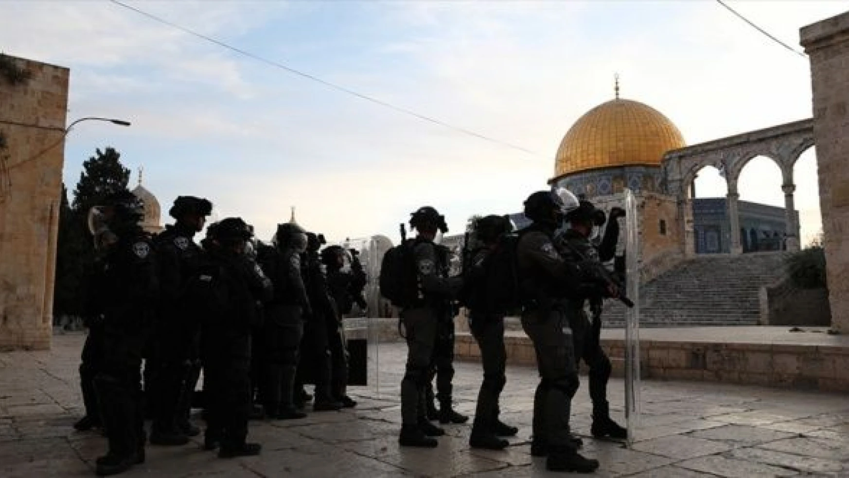 İsrail polisi, Mescid-i Aksa'ya baskın gerçekleştirdi