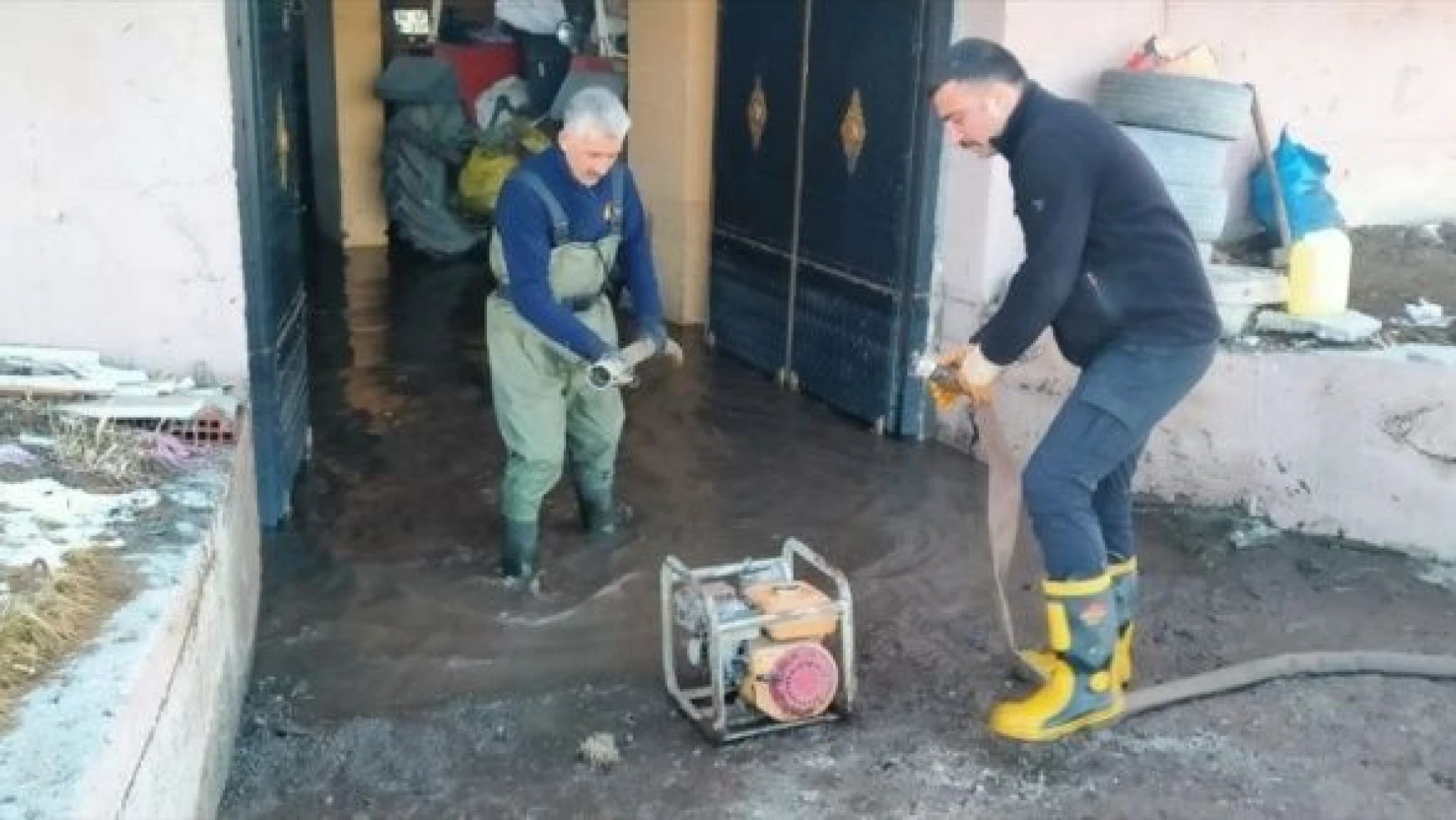 Kars'ta evlerdeki su tahliye ediliyor