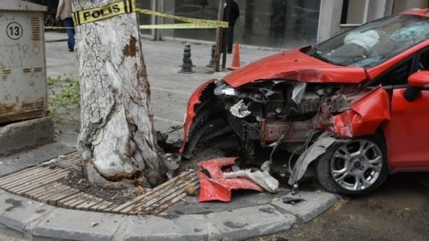 Malatya'da otomobil ağaca çarptı!
