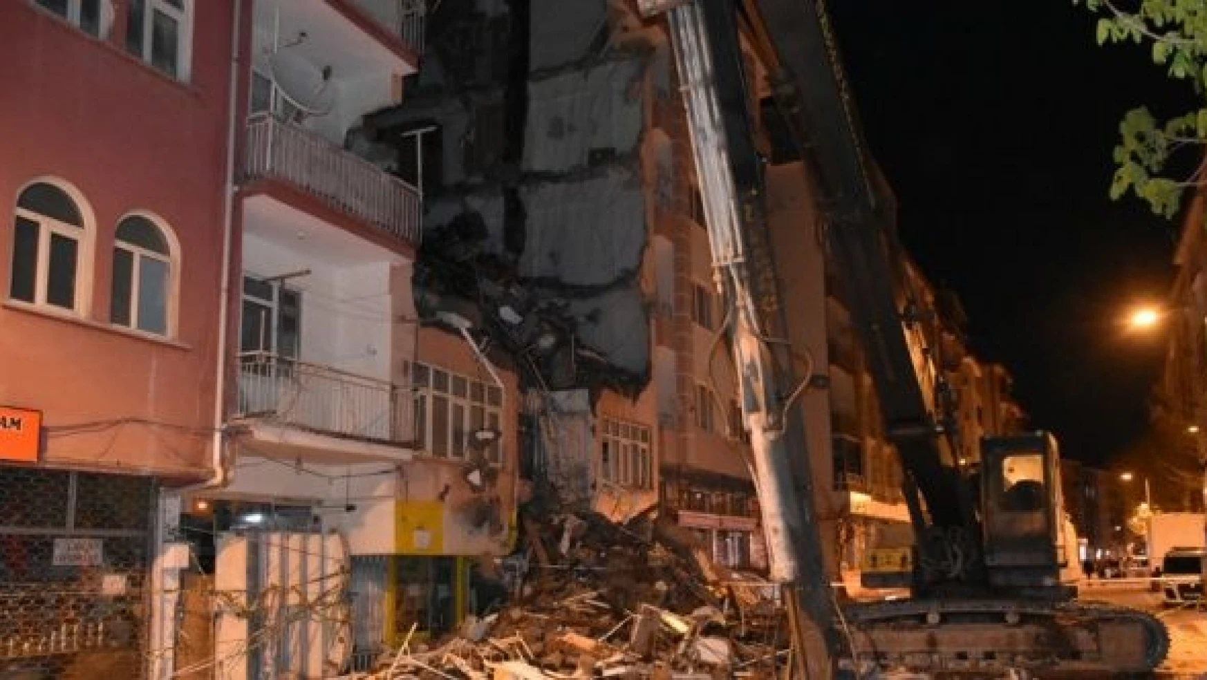 Malatya'da çatırdayan bina boşaltıldı