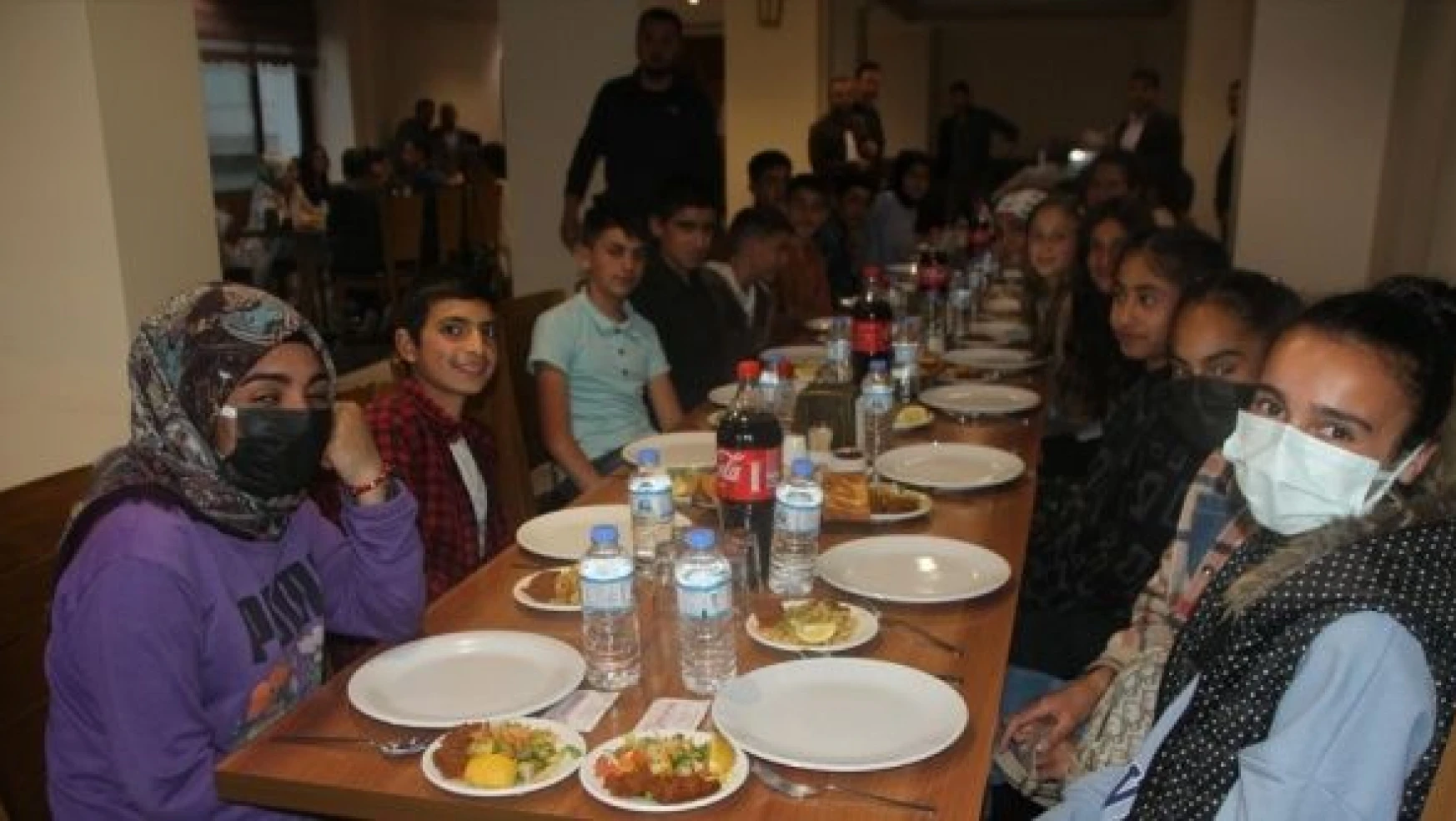 Malazgirt Belediyesi'nden çocuklara iftar hediyesi