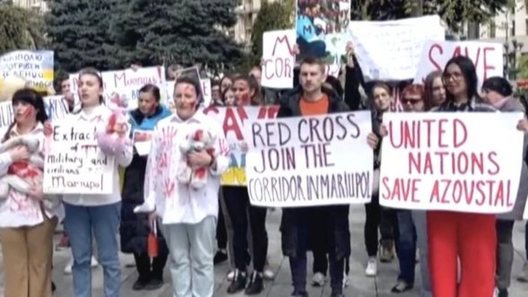 Mariupol'de sloganlar: &quotErdoğan bizi kurtar"